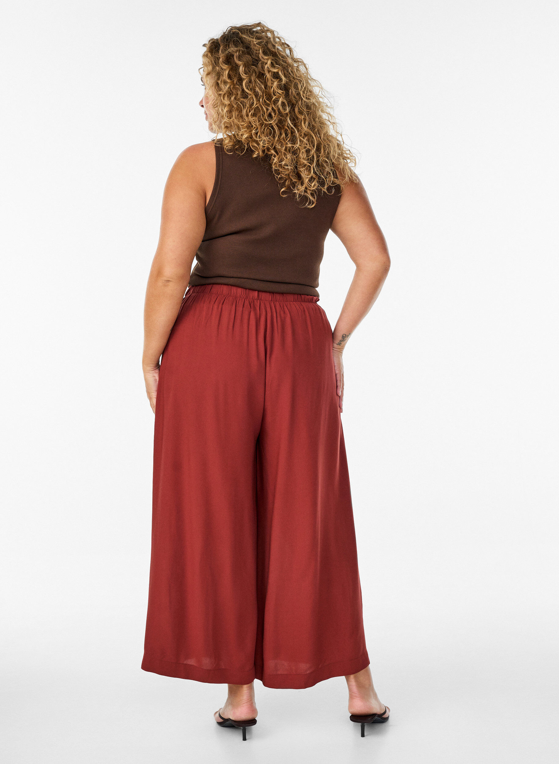 ZizziCulotte-housut, joissa on korkeavy&ouml;t&auml;r&ouml; ja leve&auml;t lahkeet viskoosista., Punainen, Model image number 1