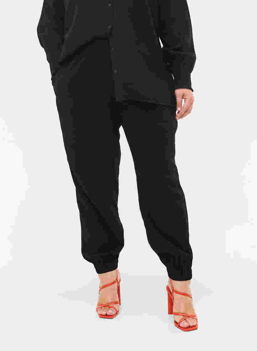 Väljät housut viskoosisekoitteesta joustoreunuksella, Black, Model image number 2