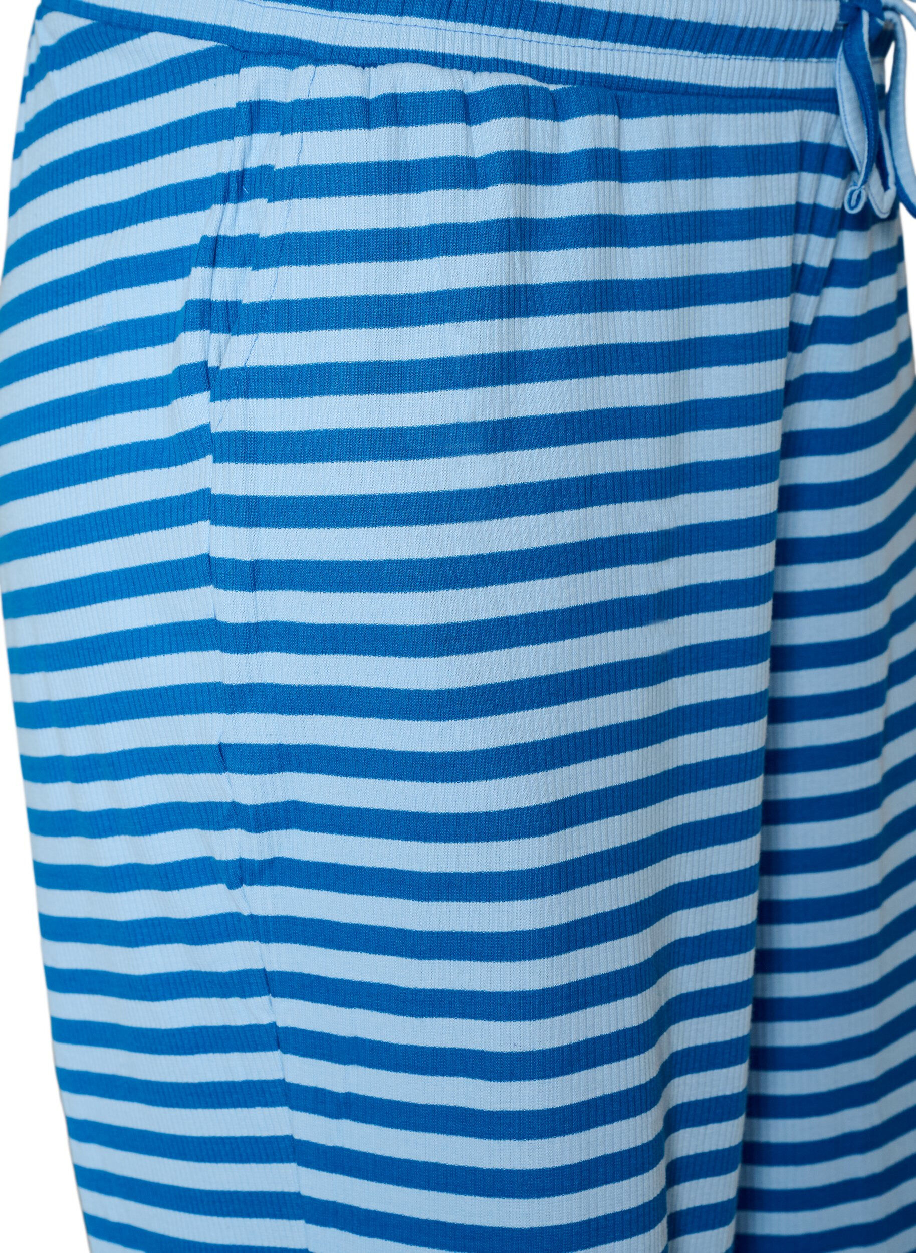 ZizziRaidalliset pyjamahousut korkealla vy&ouml;t&auml;r&ouml;ll&auml; ja leveill&auml; lahkeilla, Sininen, Packshot image number 2