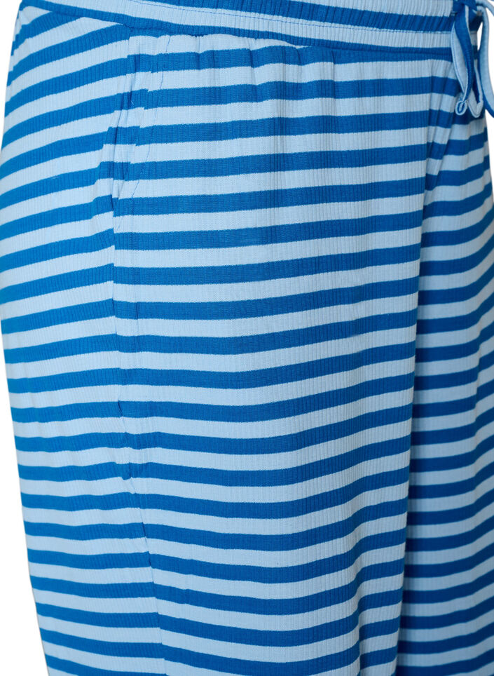 Raidalliset pyjamahousut korkealla vy&ouml;t&auml;r&ouml;ll&auml; ja leveill&auml; lahkeilla, Sininen, Packshot image number 2