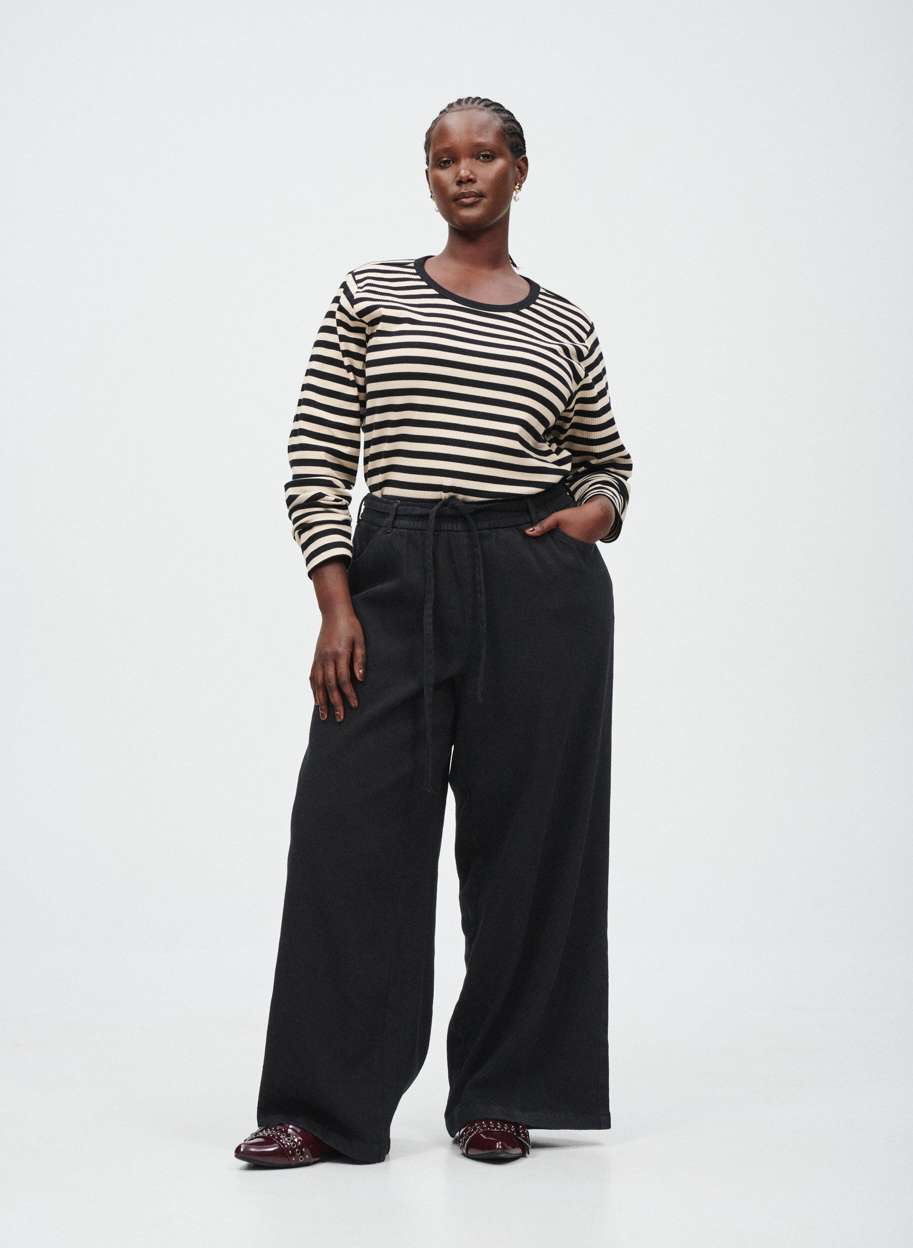 Zizzi Rento istuvuus -farkut joustavalla vy&ouml;t&auml;r&ouml;nauhalla ja kiristysnauhalla., Musta, Image image number 0