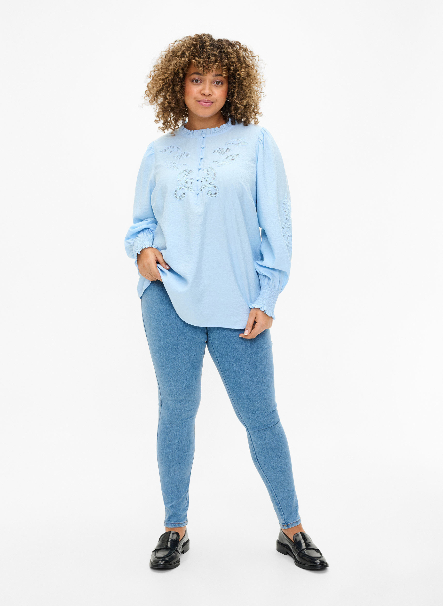 Zizzi Pusero, jossa on r&ouml;yhel&ouml;it&auml; ja englantilaista kirjailua, Chambray Blue, Model image number 2