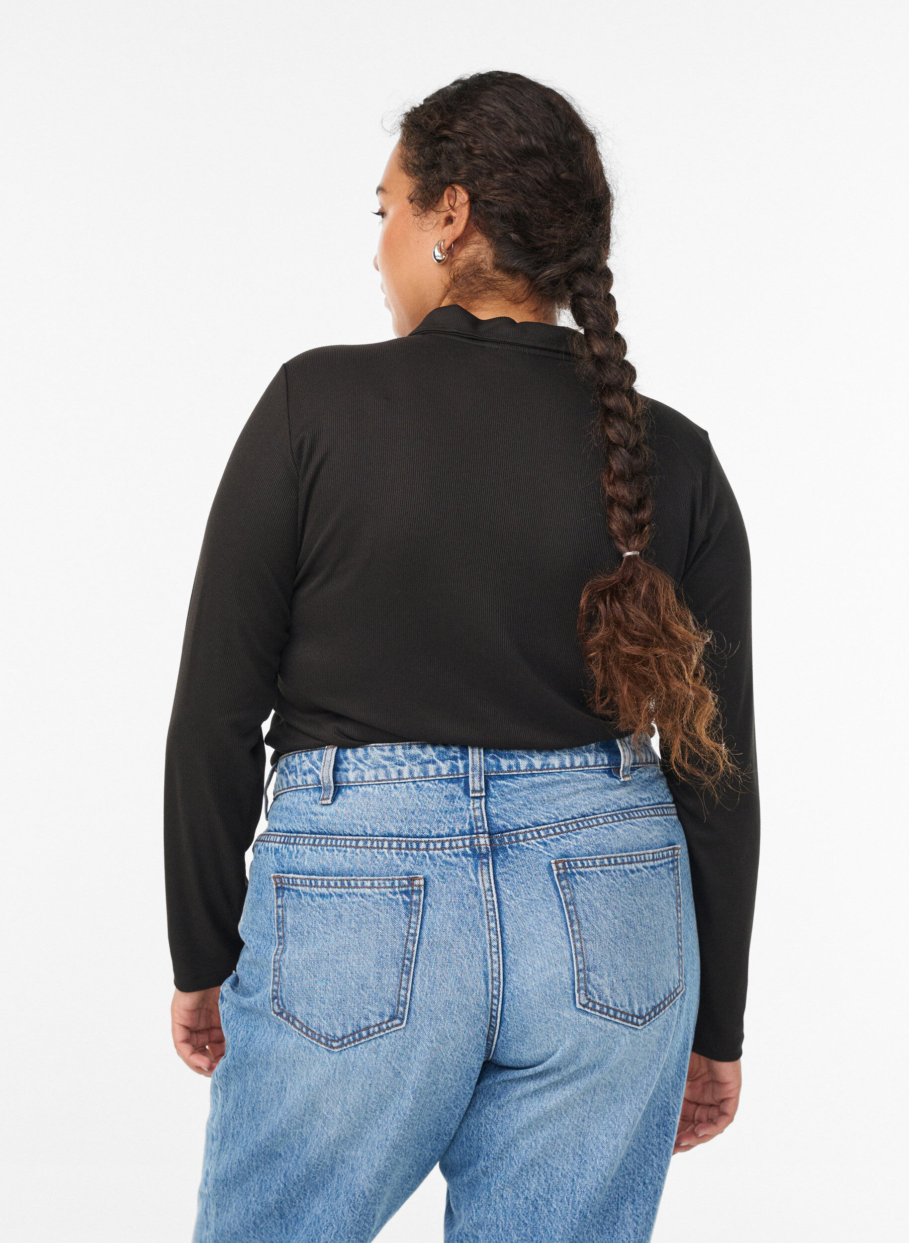 Zizzi Pikeepaita pehme&auml;&auml; ribattua materiaalia, pitk&auml;t hihat, Musta, Model image number 2