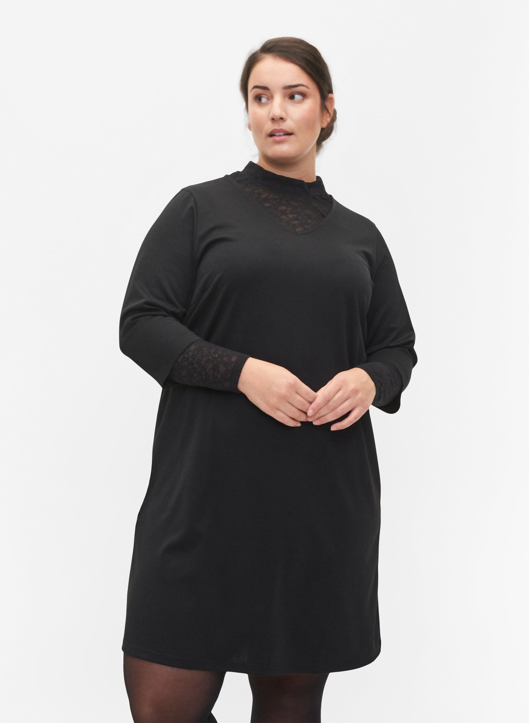 Zizzi Yksiv&auml;rinen mekko v-p&auml;&auml;ntiell&auml; ja 3/4-hihoilla, Black, Model image number 0