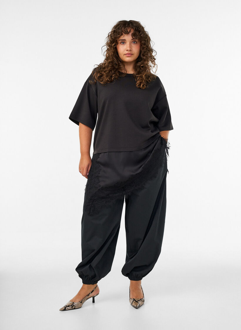 Jerseypusero kerroslookilla ja pitsill&auml;, Musta, Model image number 1