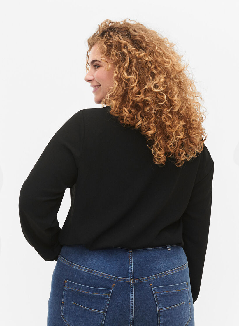 Pusero V-pääntiellä ja pitsireunuksella, Black, Model image number 1