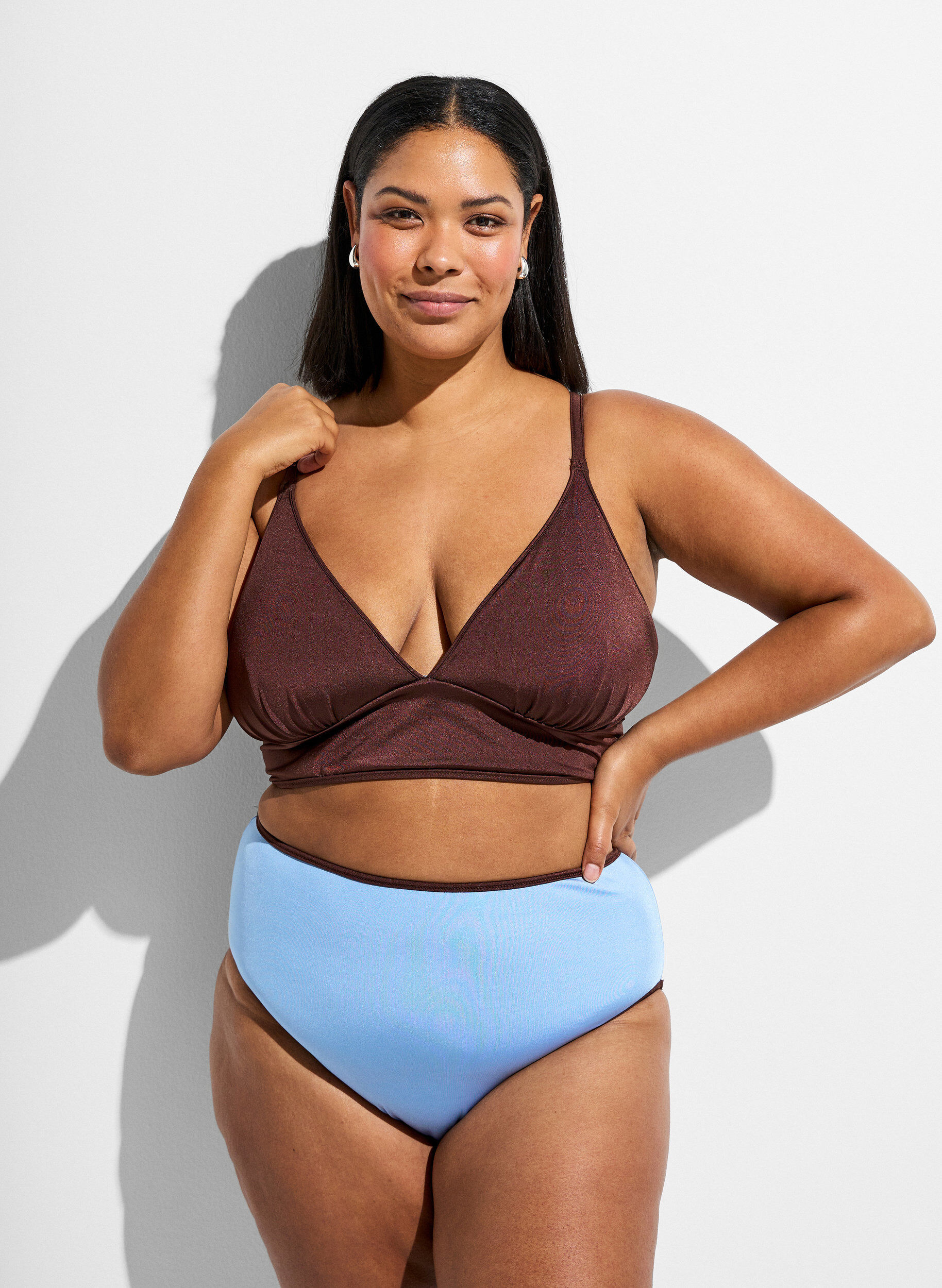 ZizziK&auml;&auml;nnett&auml;v&auml; bikinitoppi V-p&auml;&auml;ntiell&auml; ja ristiselk&auml;olkaimilla, Ruskea, Model image number 1