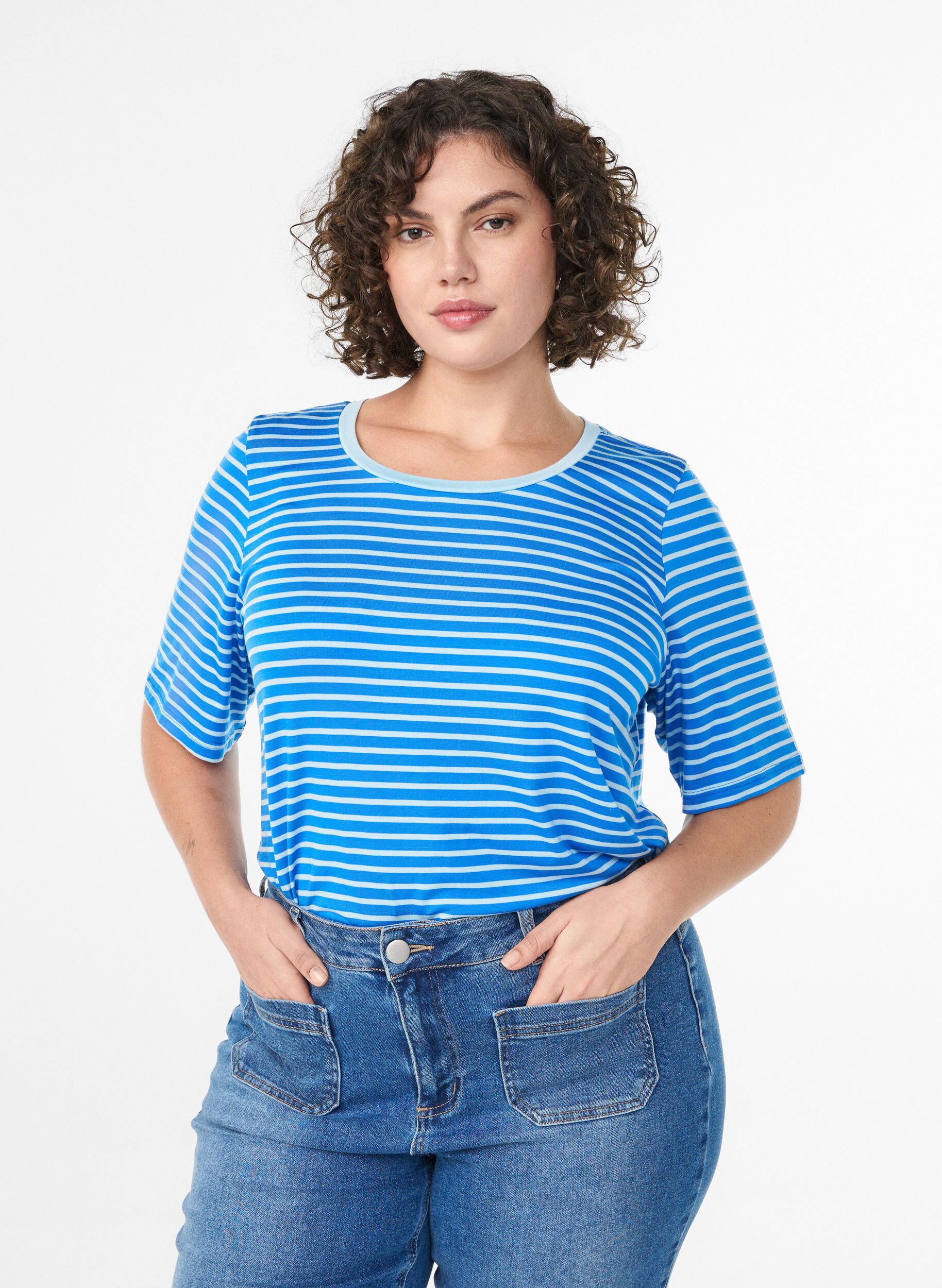 T-paita TENCEL&trade; Lyocellista ja raidoilla, Sininen, Model