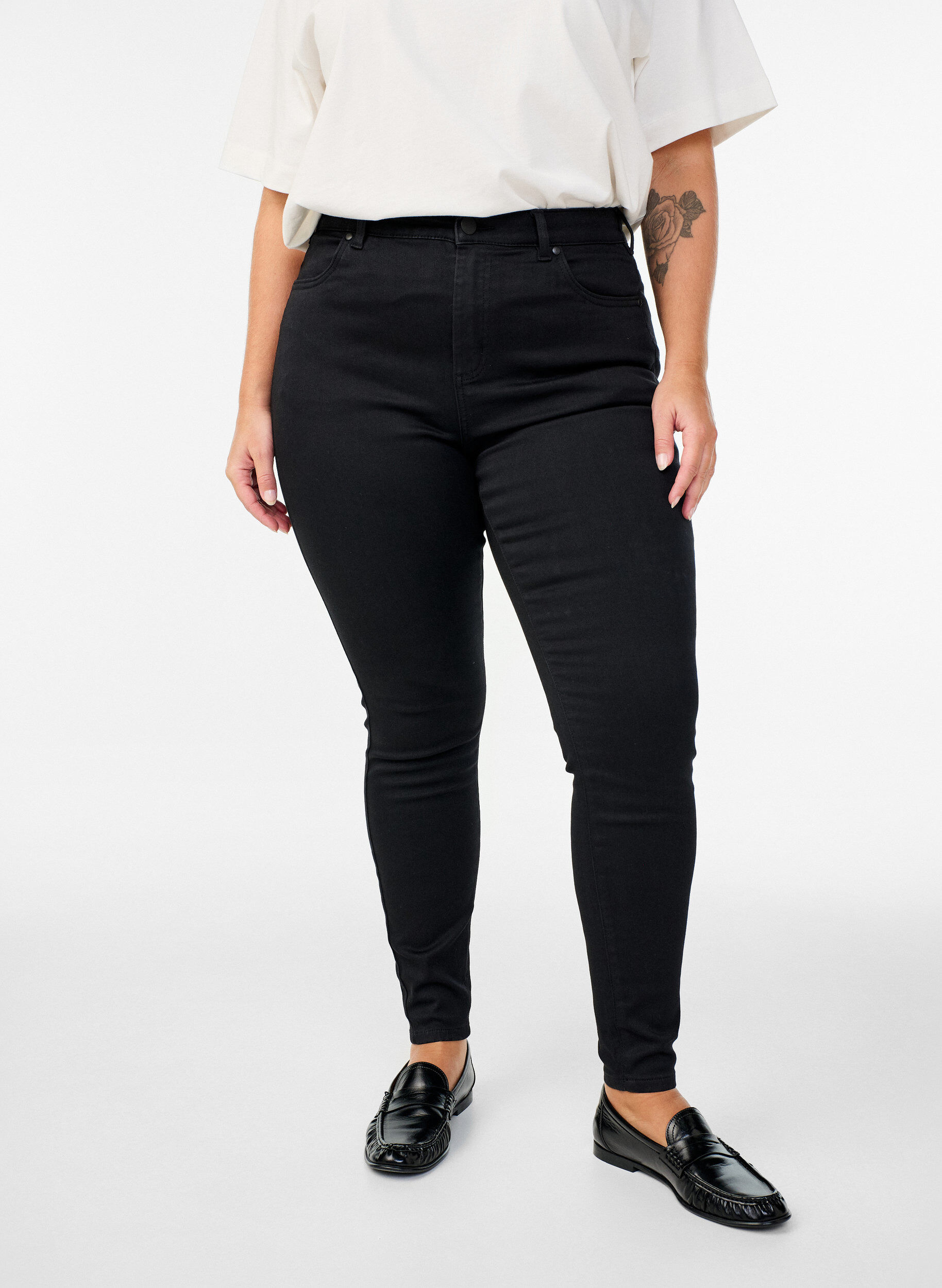 ZizziSuper slim Amy-farkut korkealla vy&ouml;t&auml;r&ouml;ll&auml;, Musta, Model image number 2