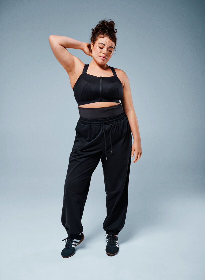 Collegehousut leve&auml;ll&auml; vy&ouml;t&auml;r&ouml;ll&auml;, Musta, Image image number 0