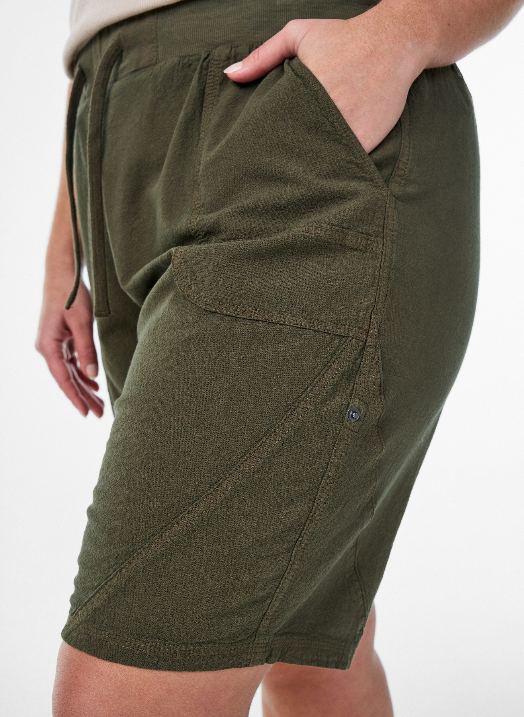 ZizziV&auml;lj&auml;t puuvillashortsit taskuilla, Vihre&auml;, Model image number 3