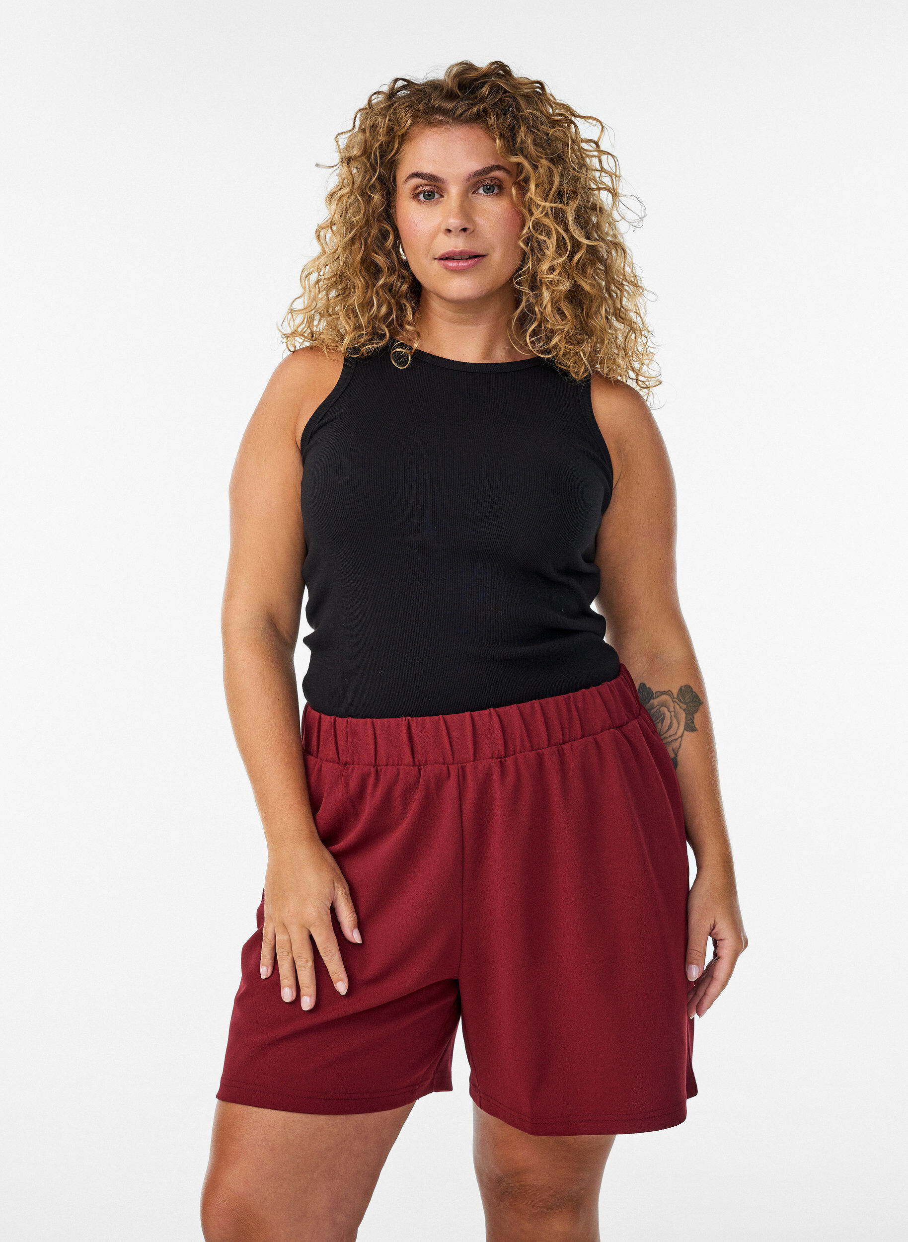 V&auml;lj&auml;t shortsit, joissa on taskut, Tumma Bordeaux, Model