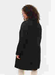 Pitkä takki nappikiinnityksellä, Black, Model