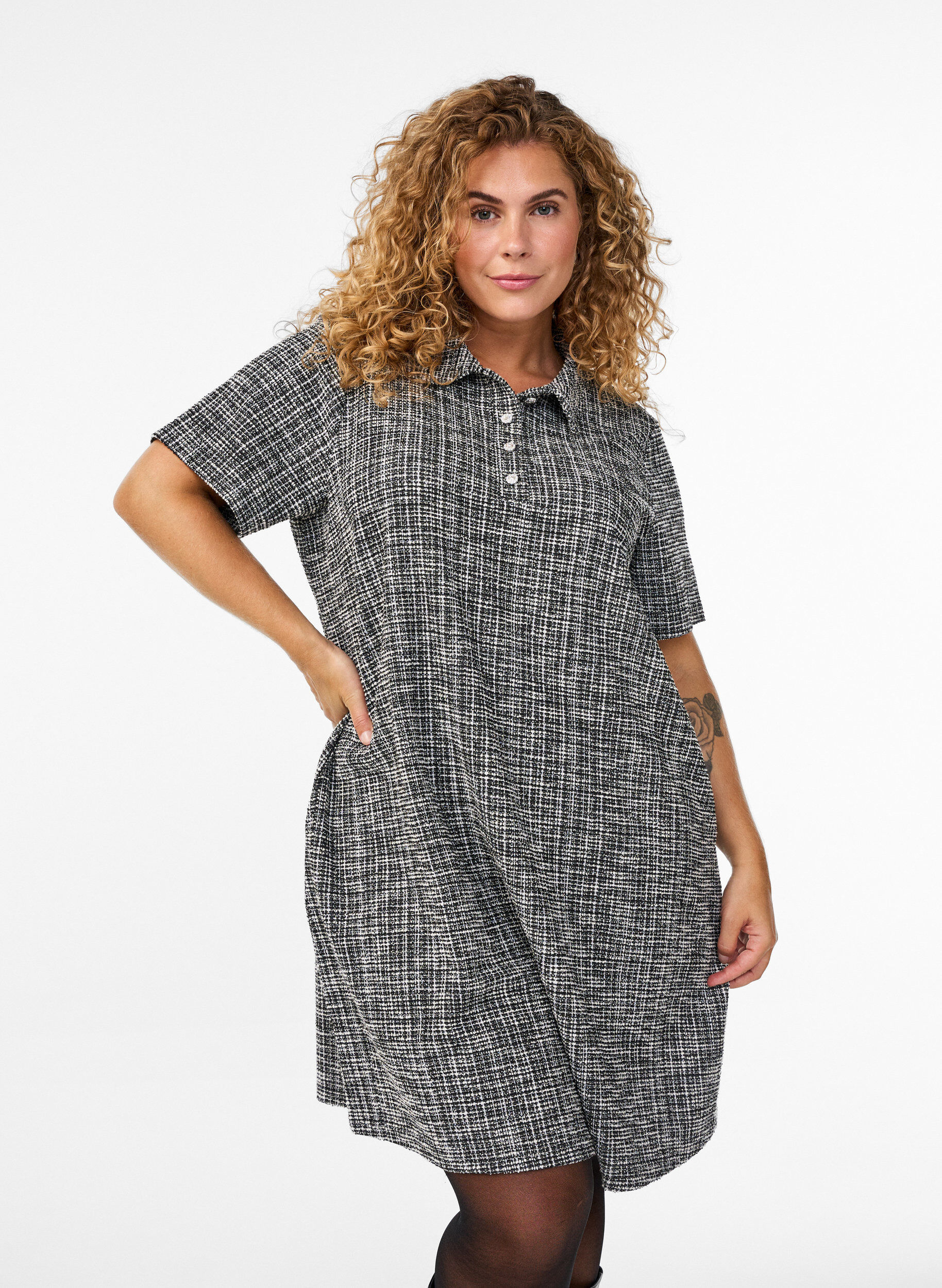 Lyhyt mekko teksturoidusta jersey-kankaasta graafisella ruutukuviolla, Vanilja, Model