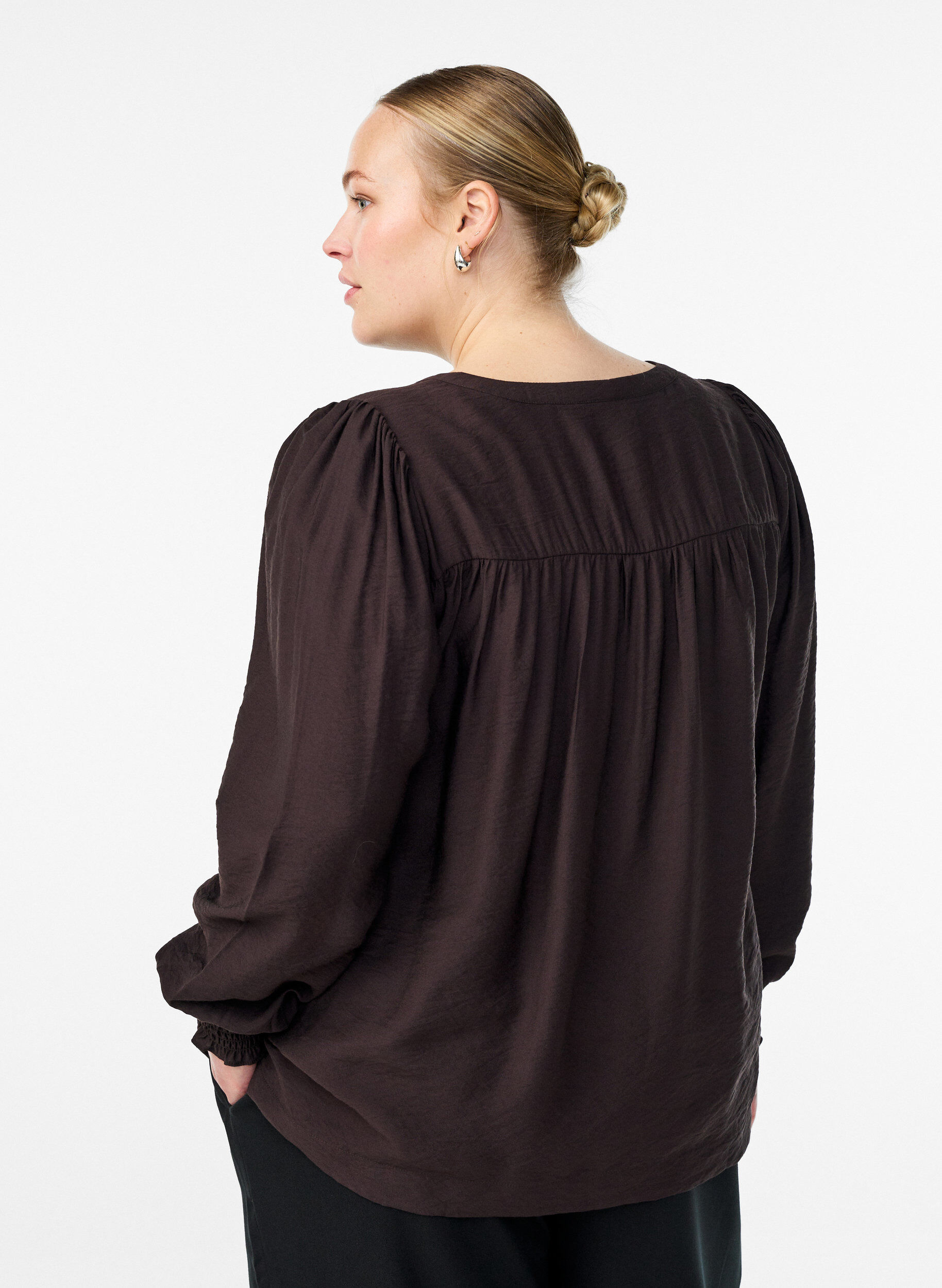 ZizziViskoosipusero smock-yksityiskohdilla ja rypyill&auml;, Ruskea, Model image number 2