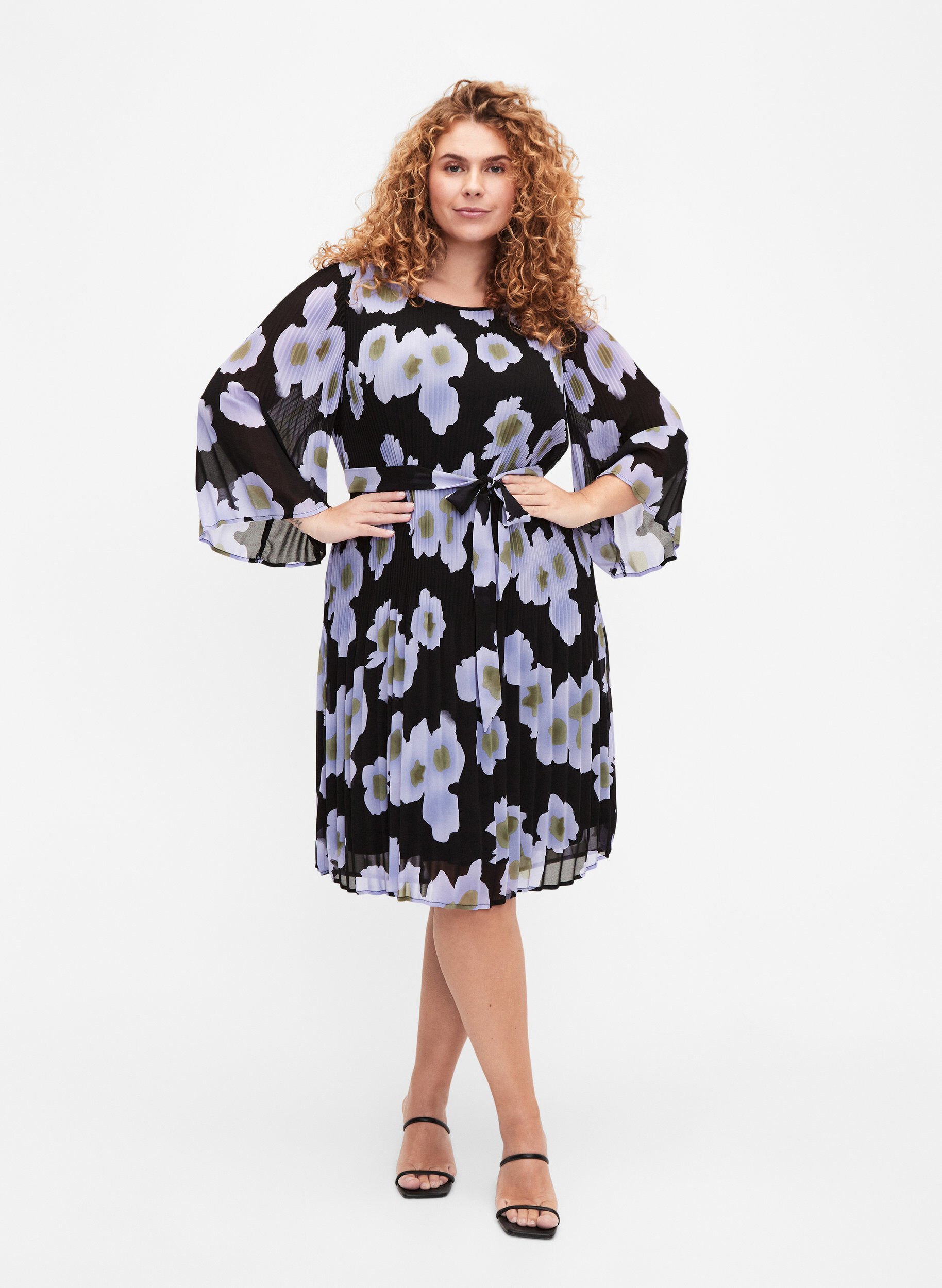 Zizzi Pliseerattu mekko nauhalla, Black w. Floral, Model image number 2