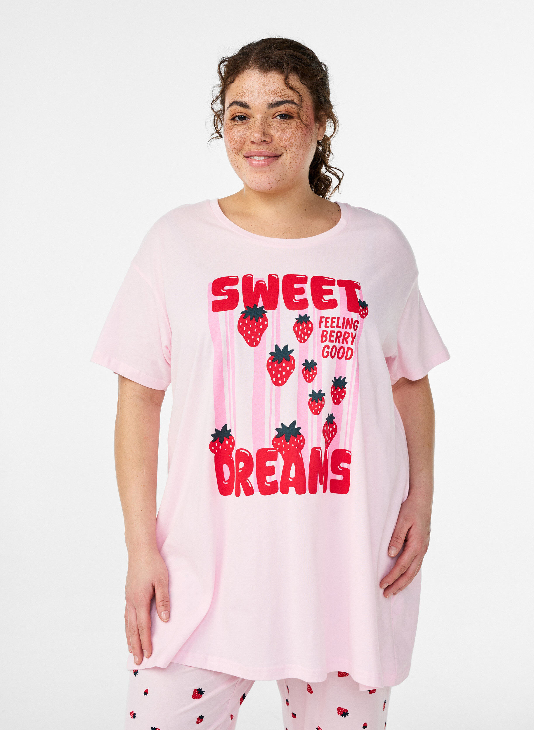 Pitk&auml; y&ouml;-T-paita luomupuuvillasta printill&auml;, Punainen, Model