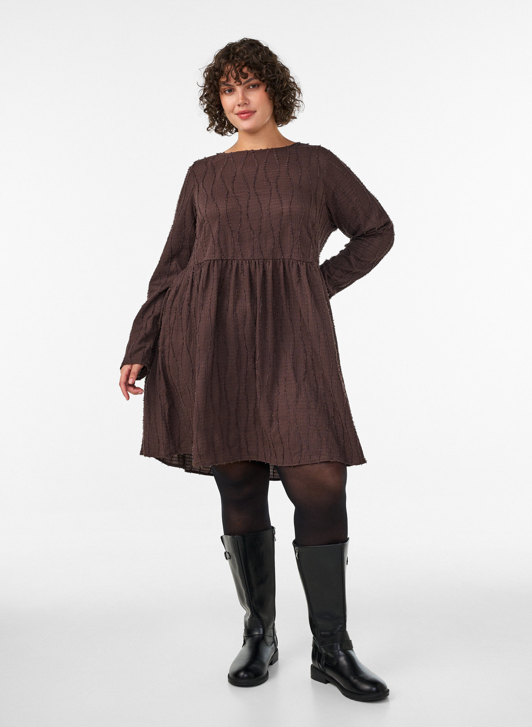 ZizziLyhyt jersey-mekko aaltoilevalla tekstuurilla, Ruskea, Model image number 1