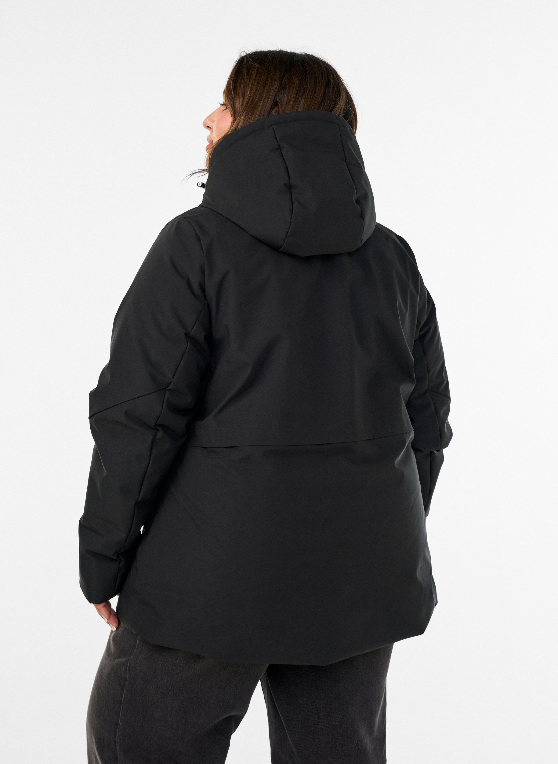 ZizziTalvitakki hupulla ja s&auml;&auml;dett&auml;v&auml;ll&auml; vy&ouml;t&auml;r&ouml;ll&auml;, Musta, Model image number 2