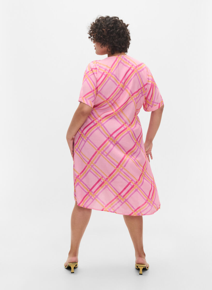Ruudullinen viskoosimekko kietaisuilmeellä, Pink Check, Model image number 1