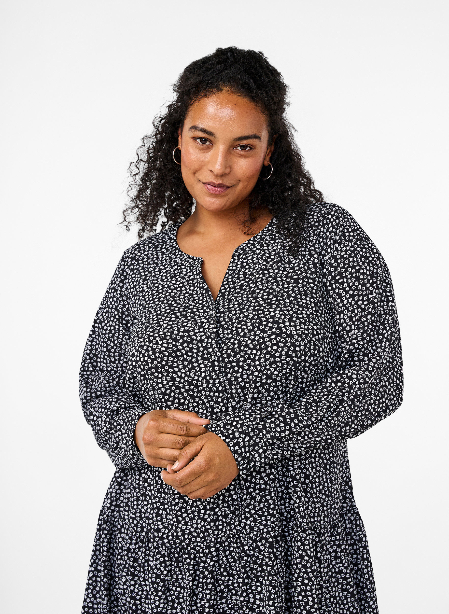 Zizzi Midi-mekko pitkill&auml; hihoilla, Black Small Flower, Model image number 2