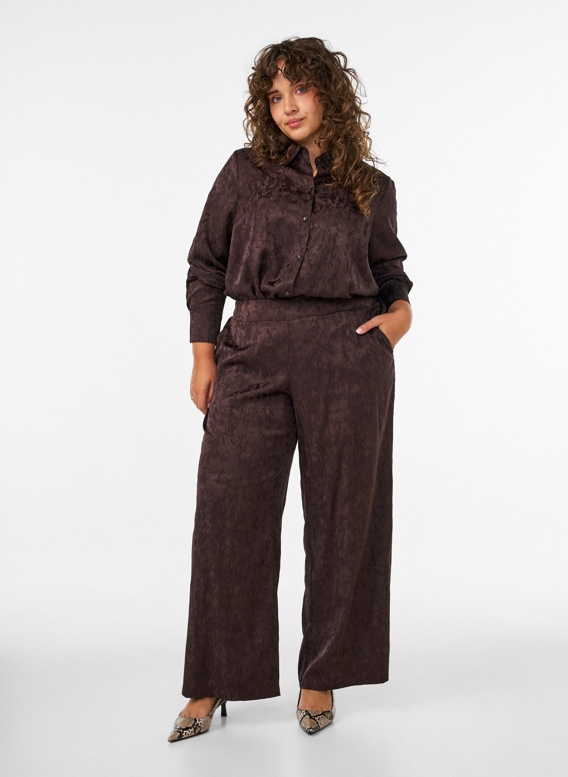 ZizziRennot housut paisley-kuviolla ja korkealla vy&ouml;t&auml;r&ouml;ll&auml;, Ruskea, Model image number 0