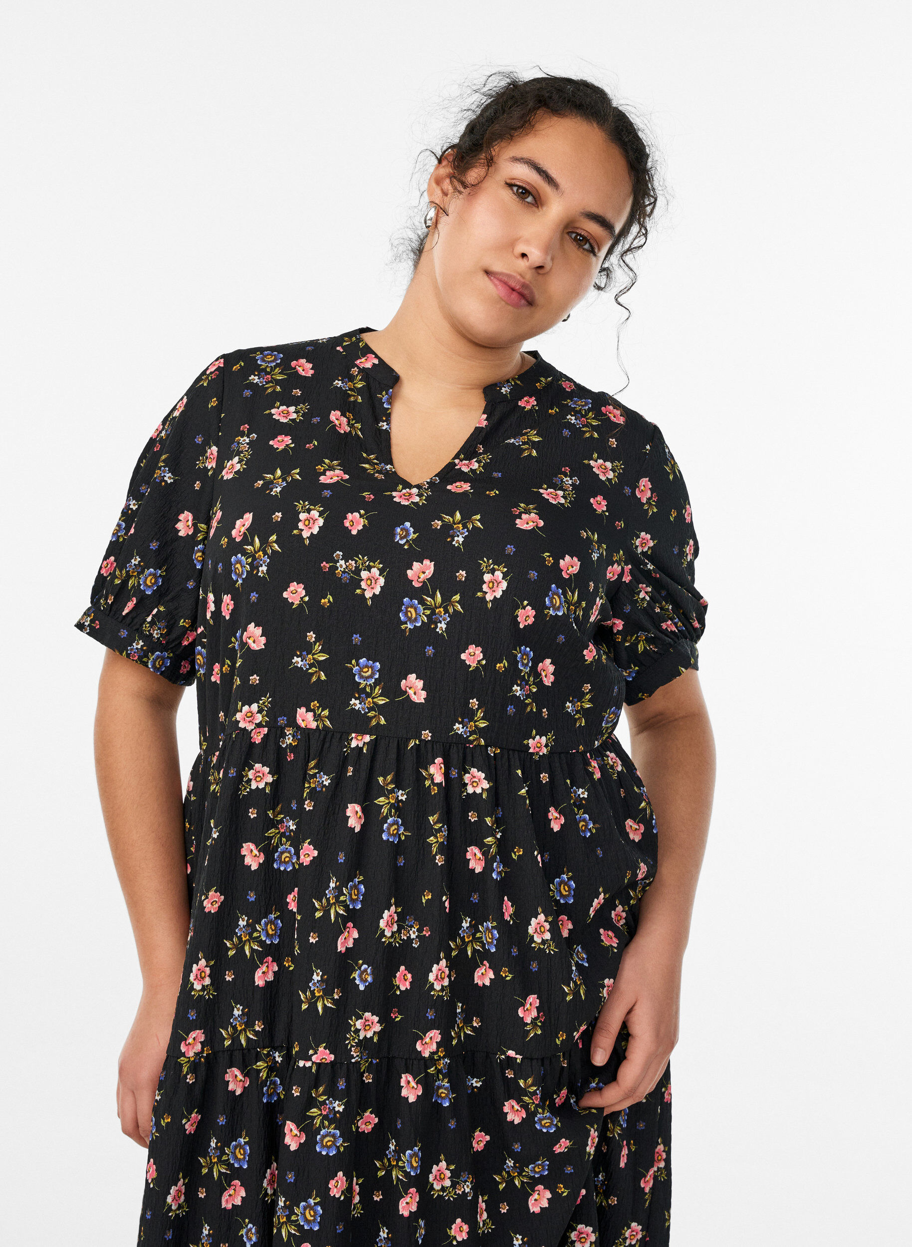 ZizziNilkkapituinen mekko lyhyill&auml; hihoilla ja kerroksellisilla r&ouml;yhel&ouml;ill&auml;, Musta, Model image number 2