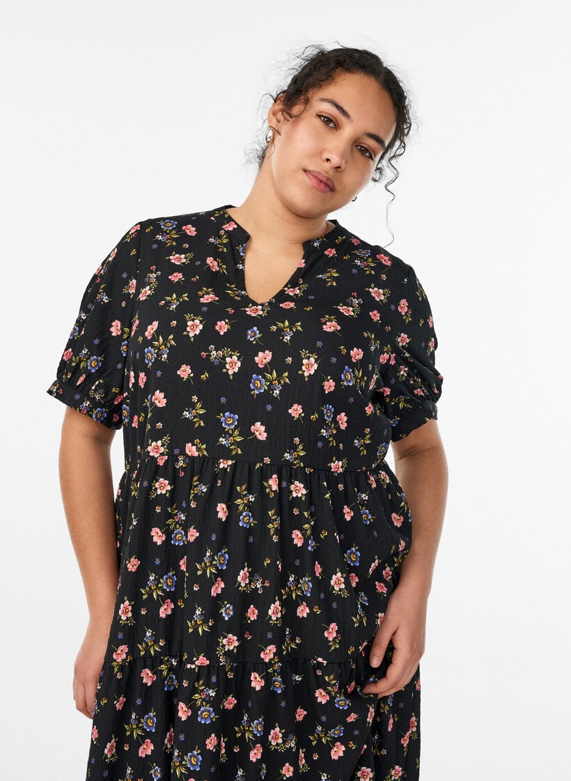 Nilkkapituinen mekko lyhyill&auml; hihoilla ja kerroksellisilla r&ouml;yhel&ouml;ill&auml;, Musta, Model image number 2