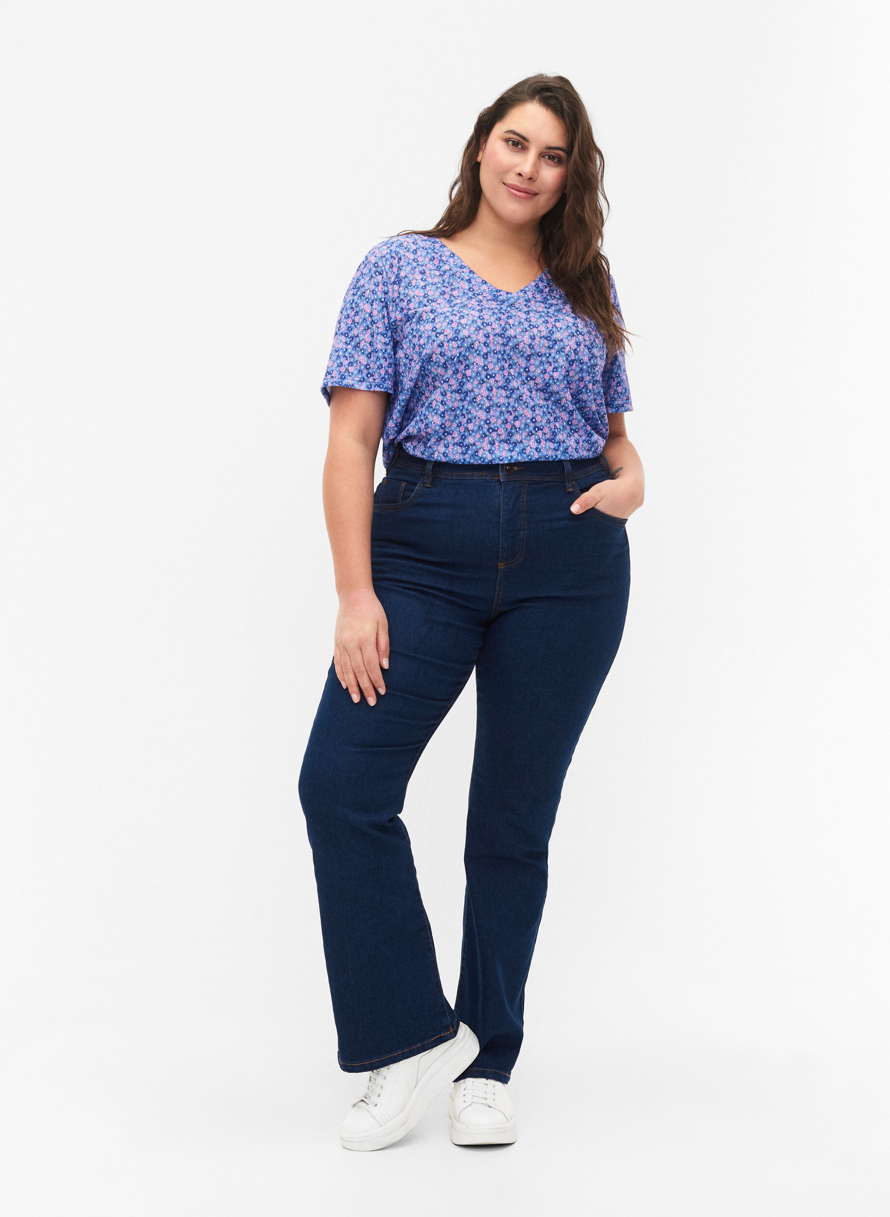 Zizzi FLASH - T-paita kuosilla ja v-aukolla, Blue Rose Ditsy, Model image number 2