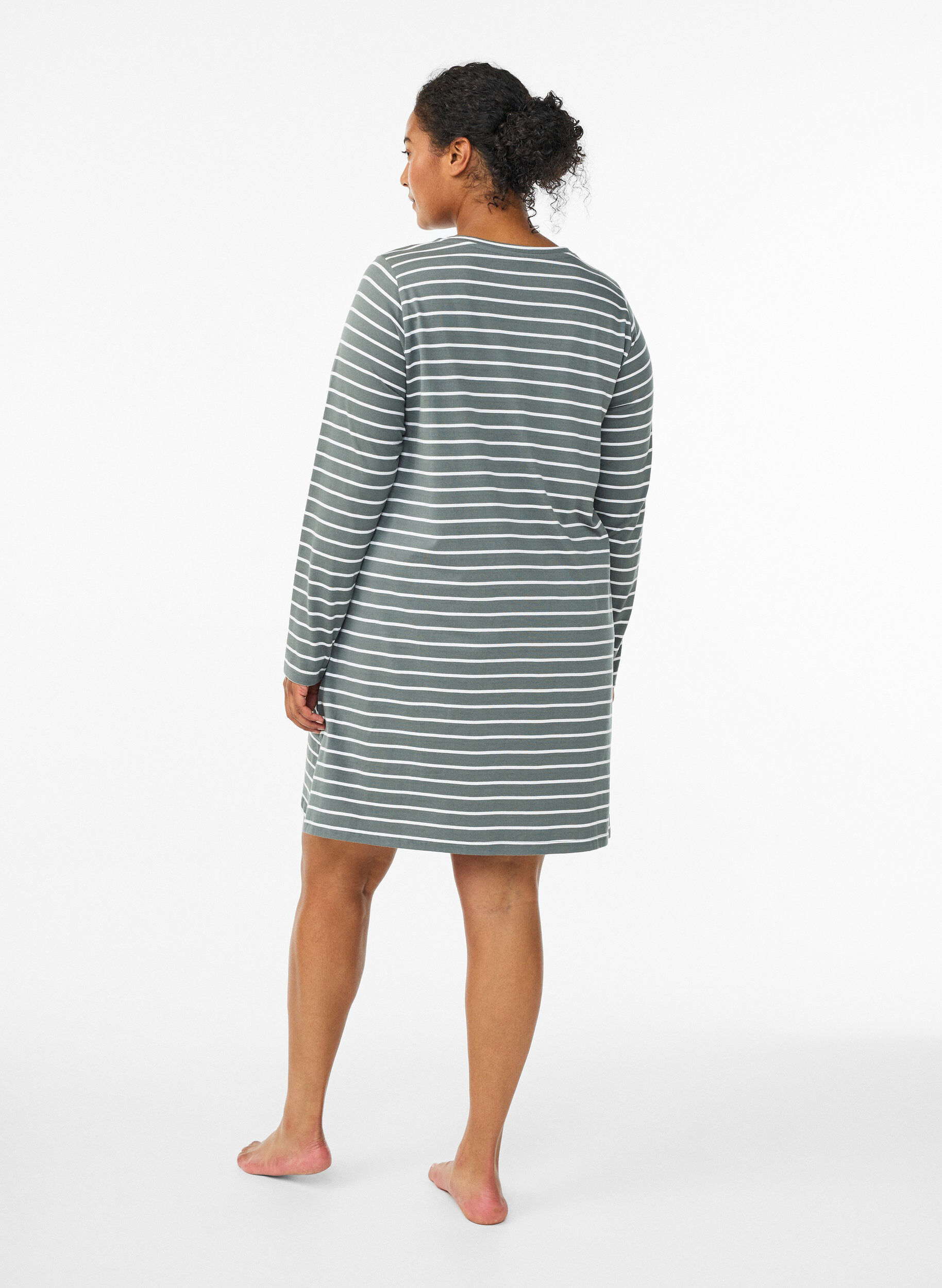 Zizzi Raidoitettu y&ouml;paita luomupuuvillasta, Vihre&auml;, Model image number 2