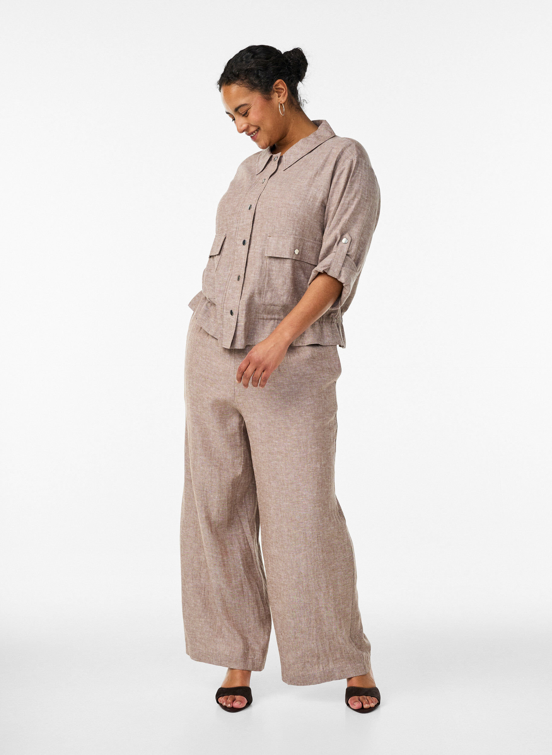 Zizzi Pellava- ja viskoosipaitapusero s&auml;&auml;dett&auml;v&auml;ll&auml; vy&ouml;t&auml;r&ouml;ll&auml;, Ruskea, Model image number 1