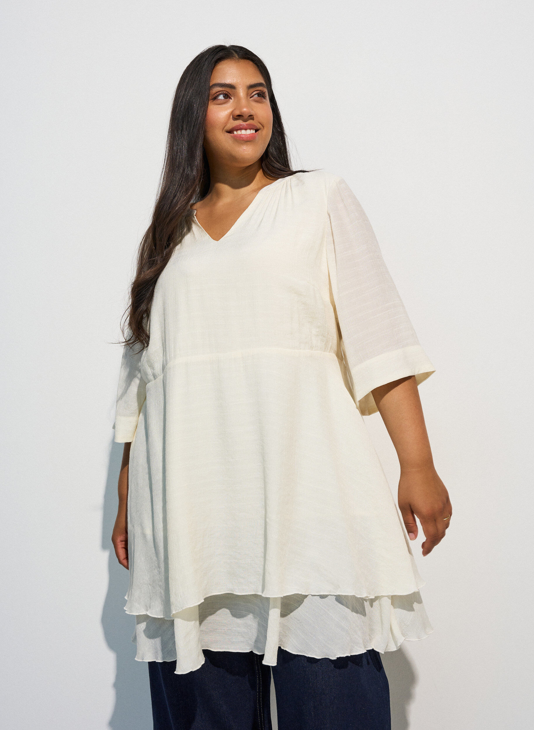 ZizziA-linjainen mekko kerrostetuilla r&ouml;yhel&ouml;ill&auml;, Vanilja, Model image number 0