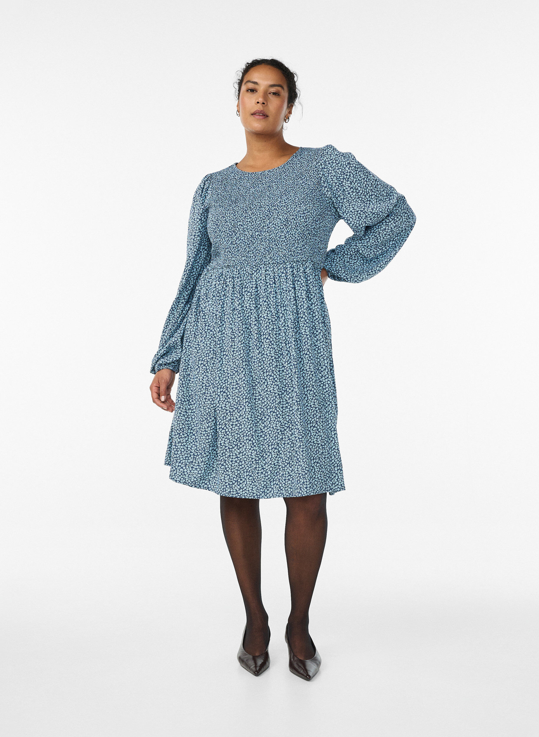 ZizziMekko kuminauhallisella yl&auml;osalla ja pienikukkaisella kuosilla, Sininen, Model image number 1