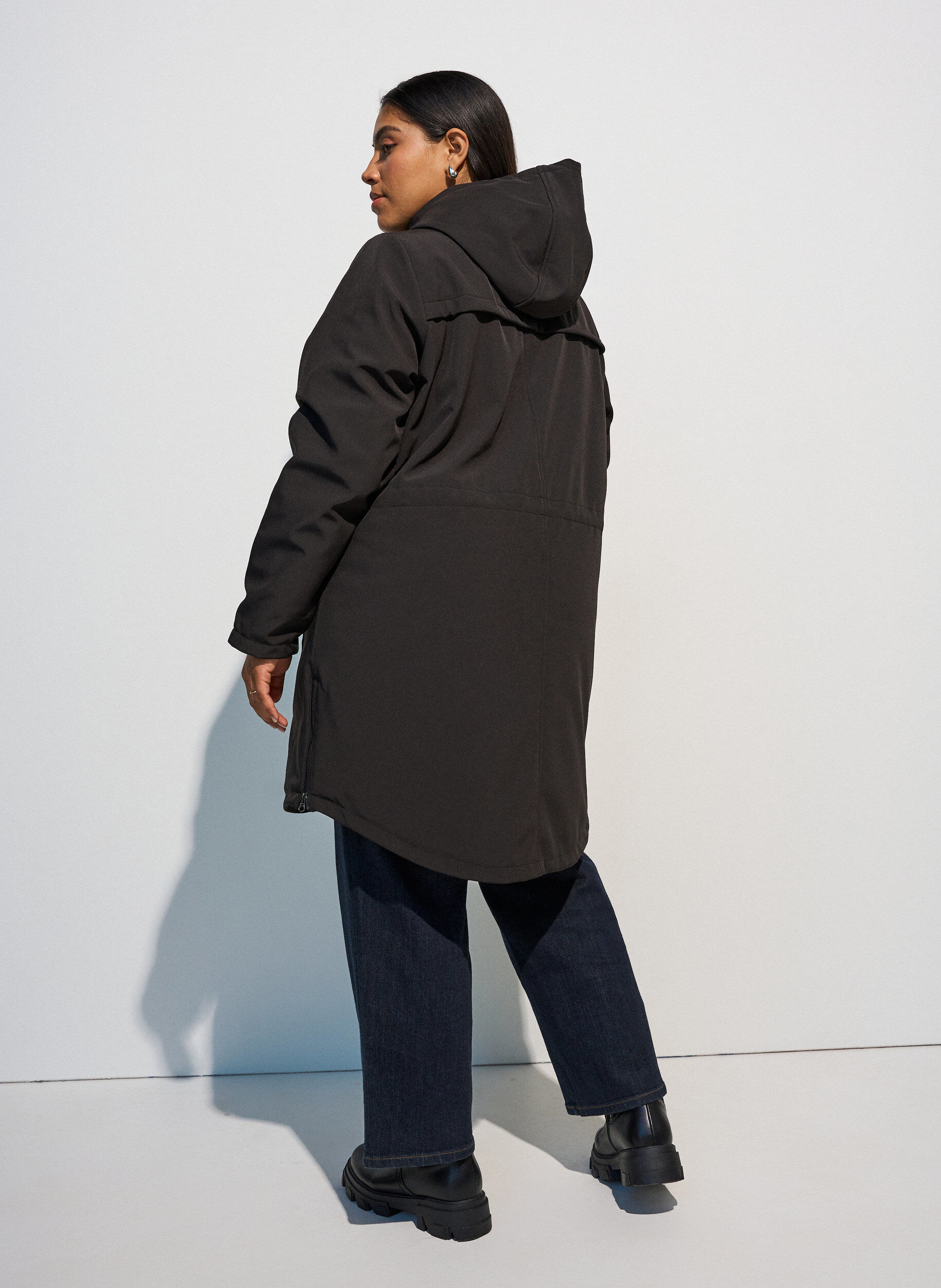 ZizziVett&auml; hylkiv&auml; softshell-takki, jossa on tikattu vuori, Musta, Model image number 2