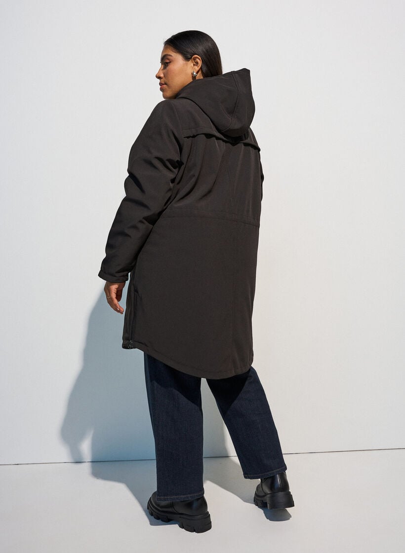 Vett&auml; hylkiv&auml; softshell-takki, jossa on tikattu vuori, Musta, Model image number 2