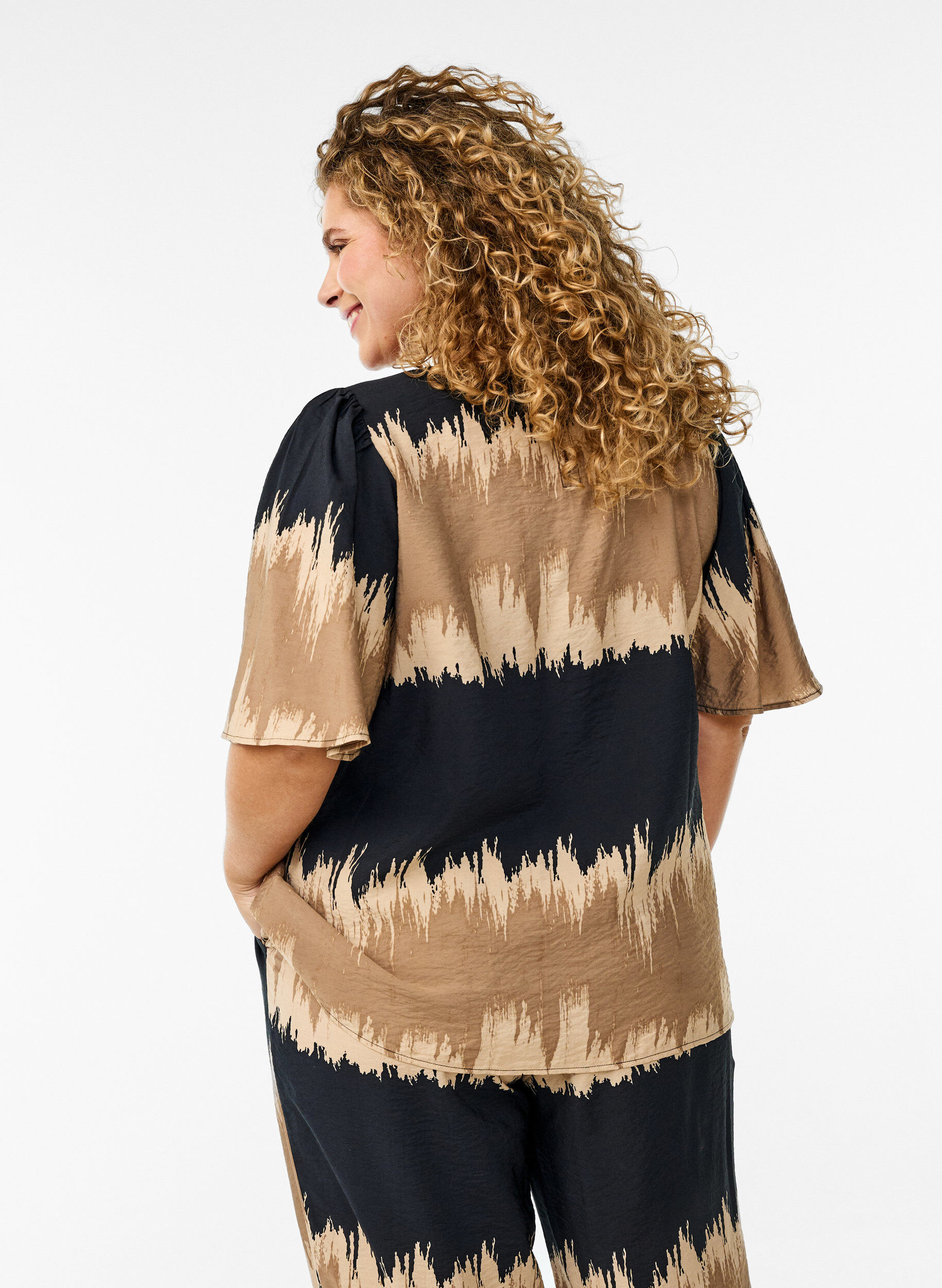 Zizzi Pusero, jossa on leve&auml;t hihat ja graafinen printti, Musta, Model image number 2