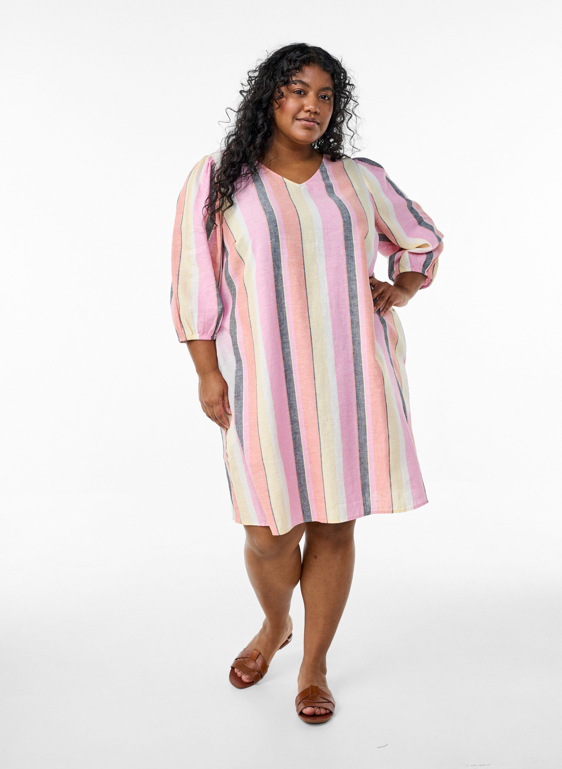 ZizziLyhyt mekko pellavasta ja viskoosista, 3/4-hihoilla., Keltainen, Model image number 1