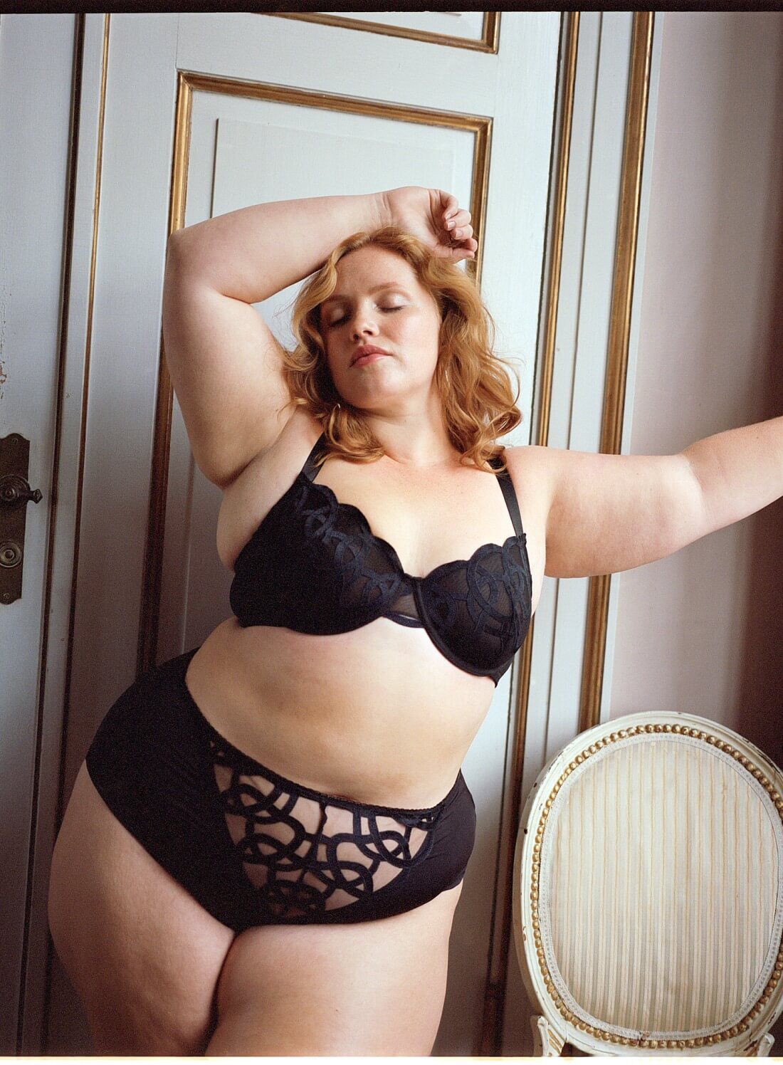 Zizzi Balconette-setti graafisella pitsill&auml;, , Model