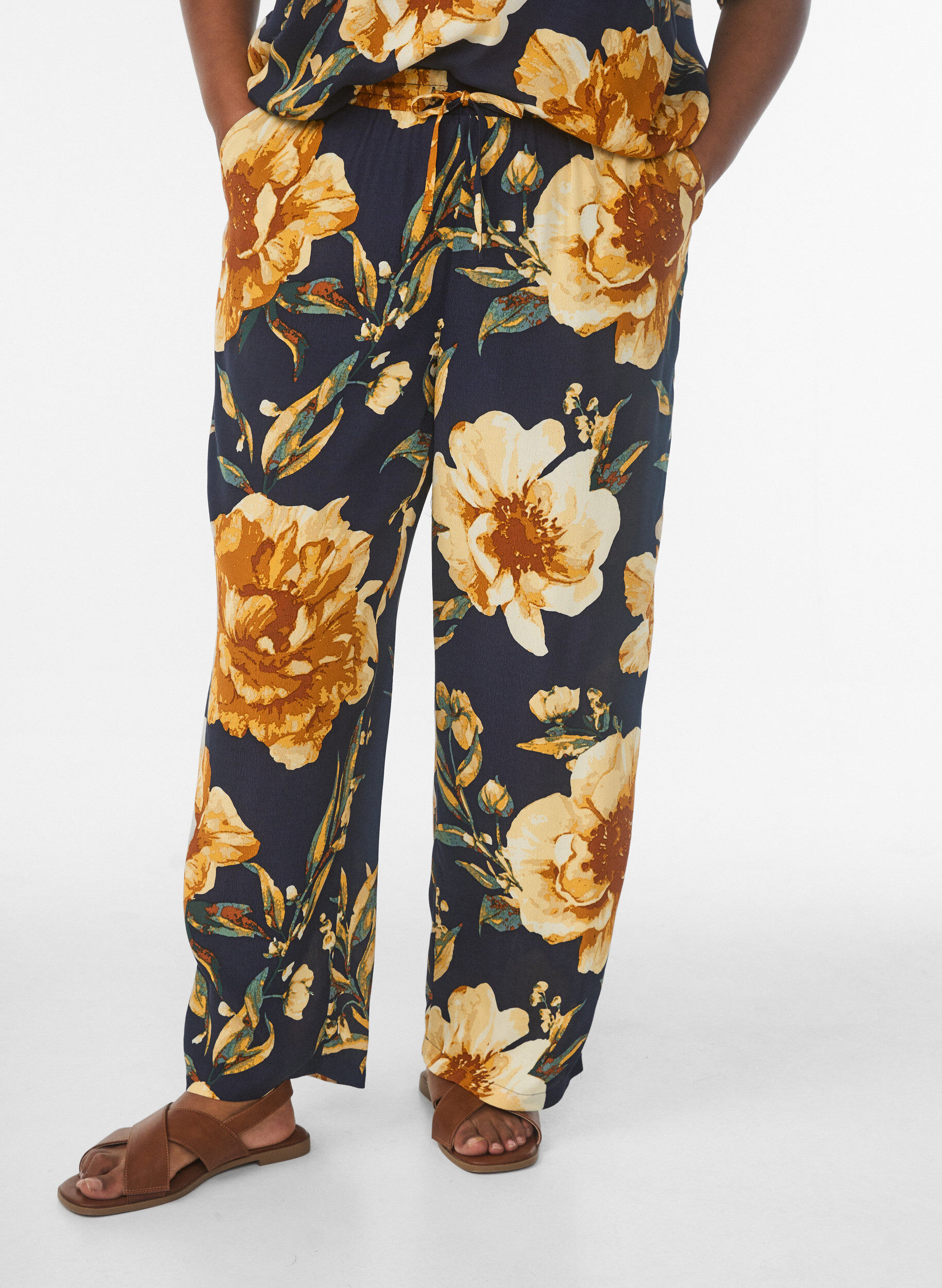 Zizzi V&auml;lj&auml;t viskoosihousut kuosilla, Sininen, Model image number 2