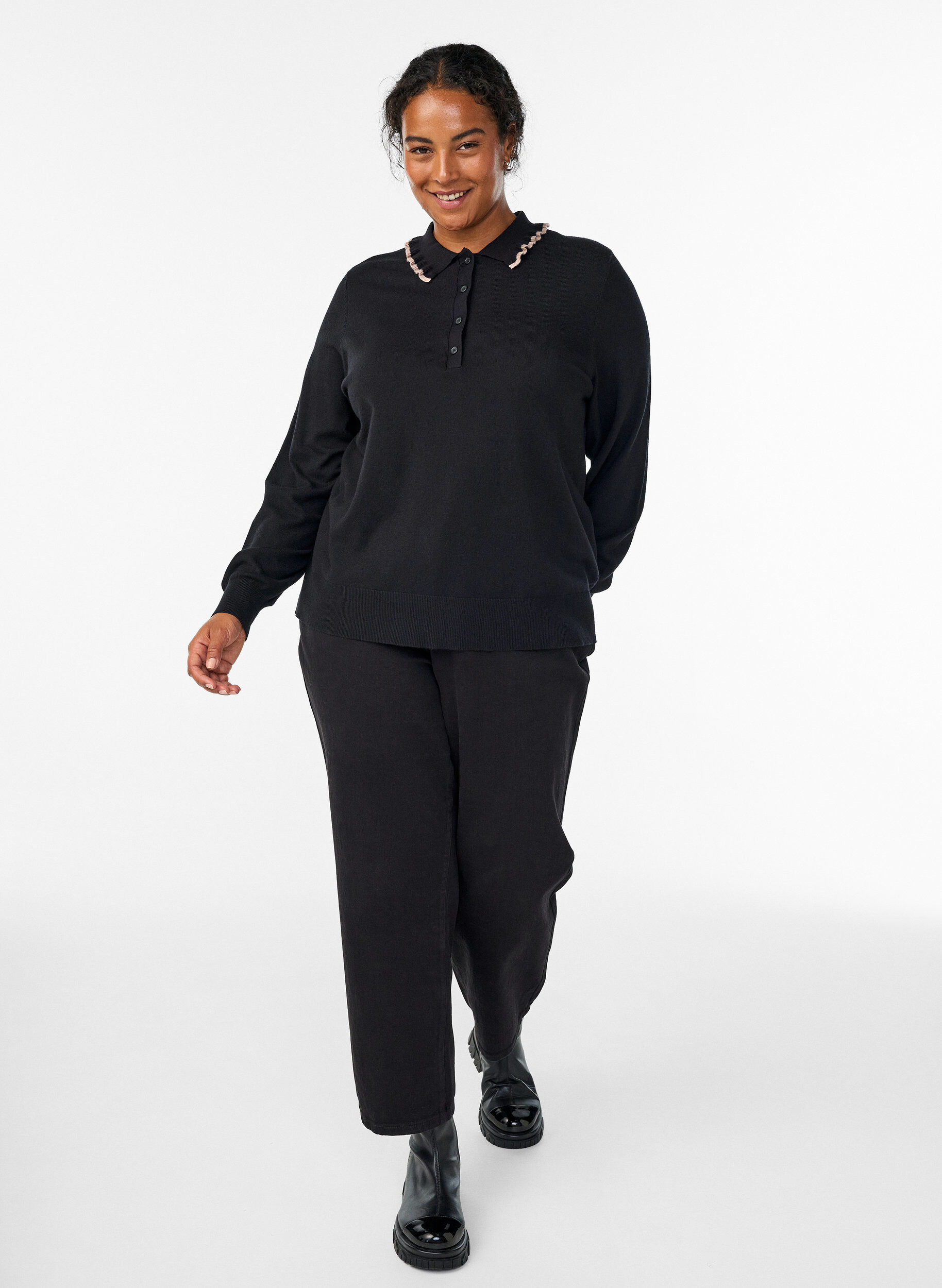 Zizzi Neulepusero r&ouml;yhel&ouml;isell&auml; poolokauluksella, Musta, Model image number 1