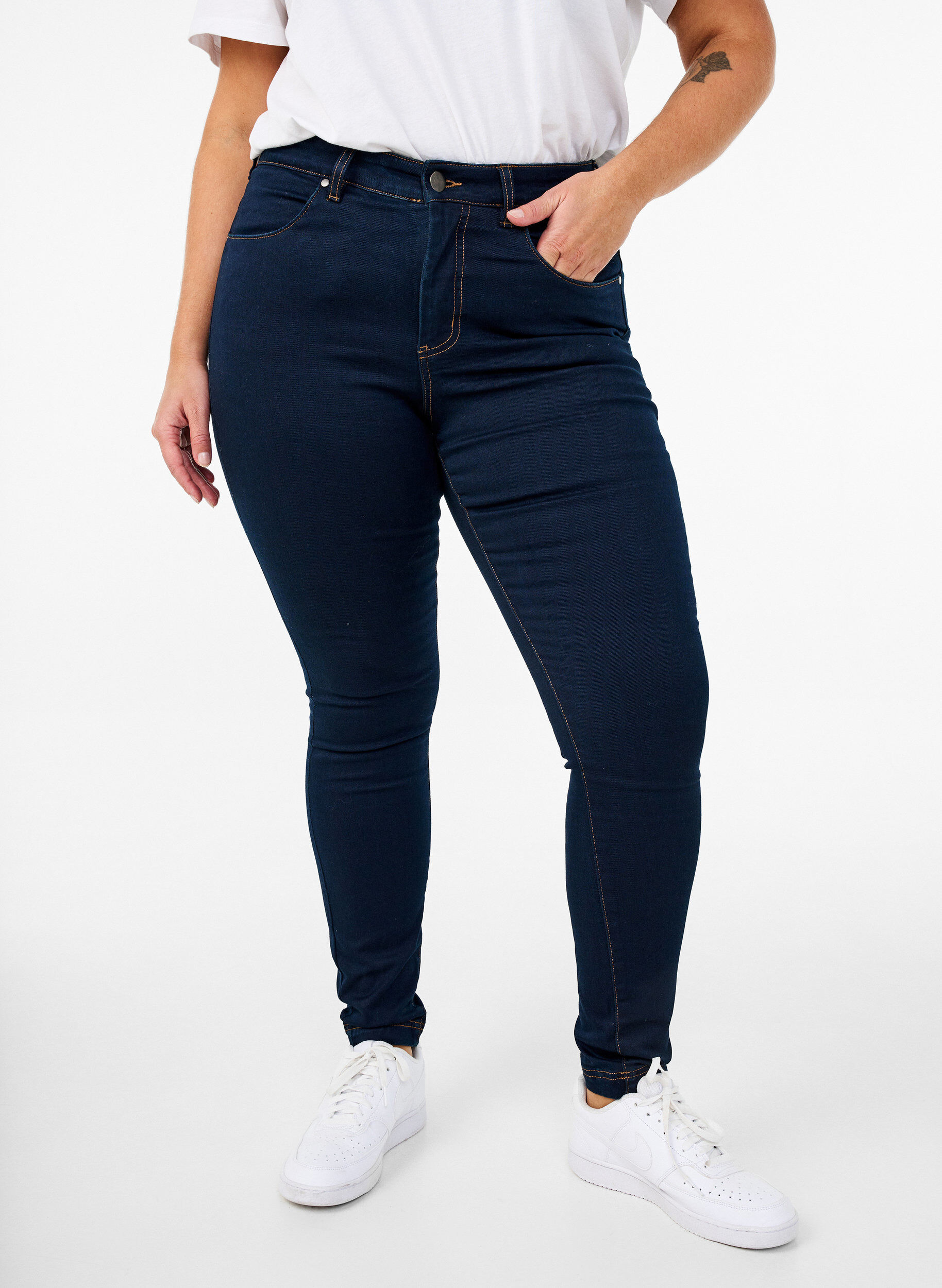 ZizziSuper slim Amy-farkut korkealla vy&ouml;t&auml;r&ouml;ll&auml;, Unwashed, Model image number 2