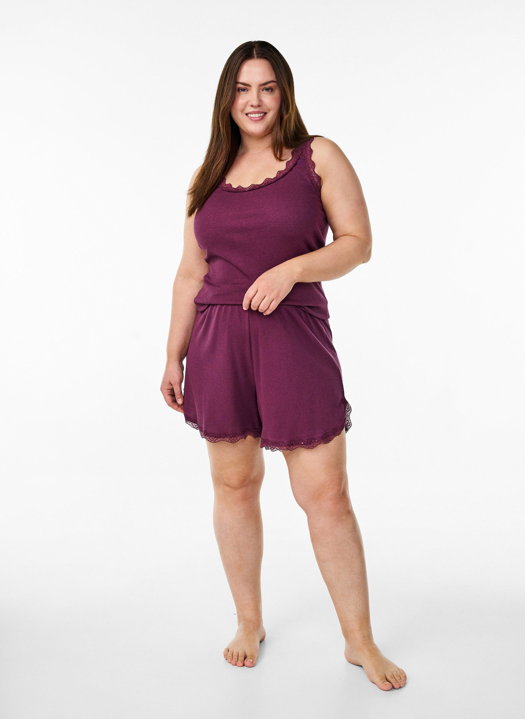 Zizzi Rennot y&ouml;shortsit ribatulla tekstuurilla ja pitsisomisteilla, Tumma Bordeaux, Model image number 1