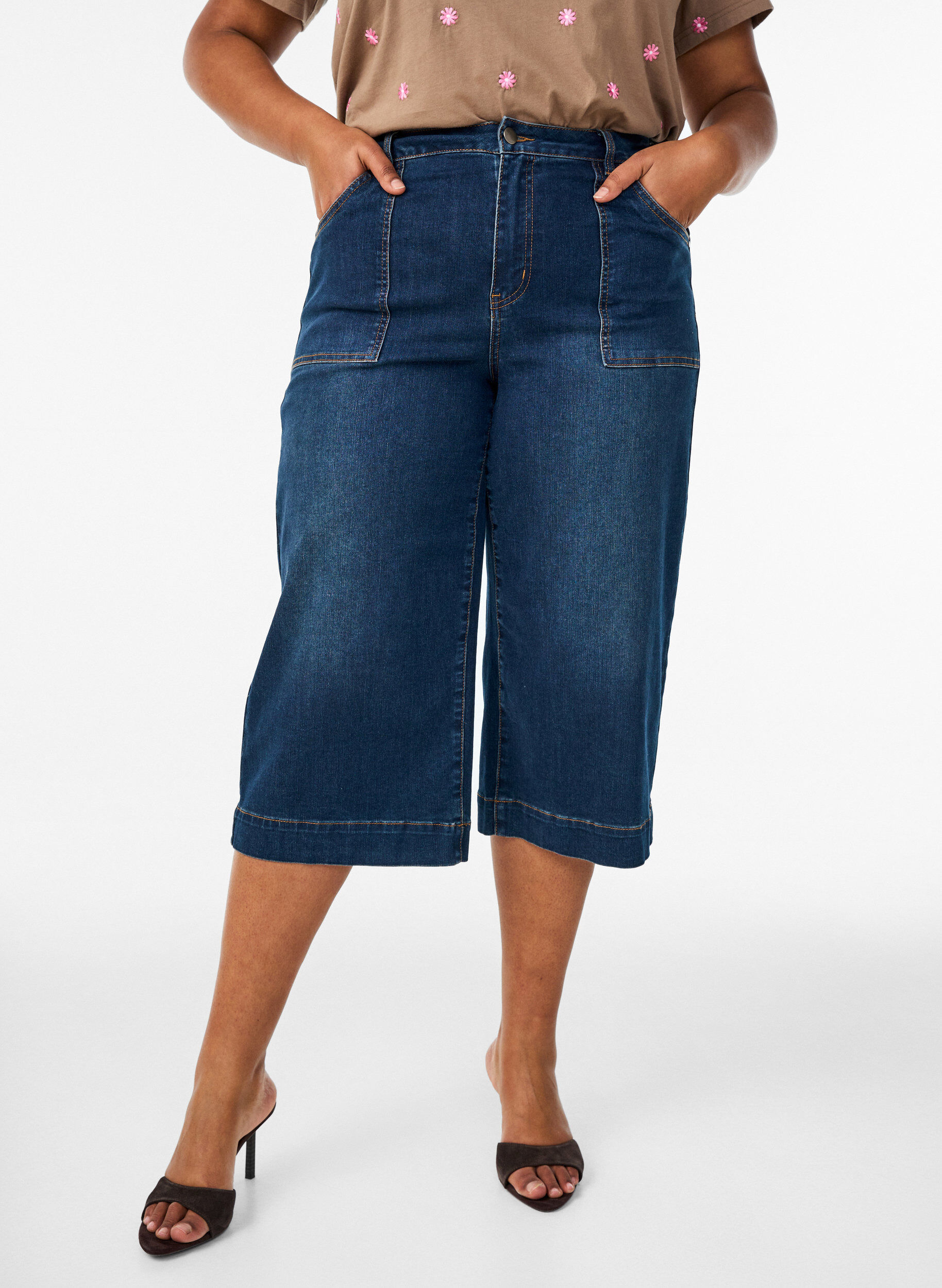 Denim-housut leveill&auml; lahkeilla, Sininen, Model