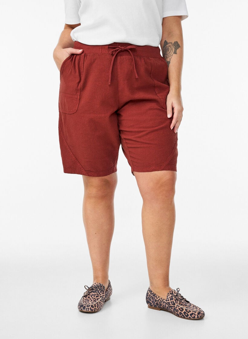 V&auml;lj&auml;t puuvillashortsit taskuilla, Punainen, Model image number 3