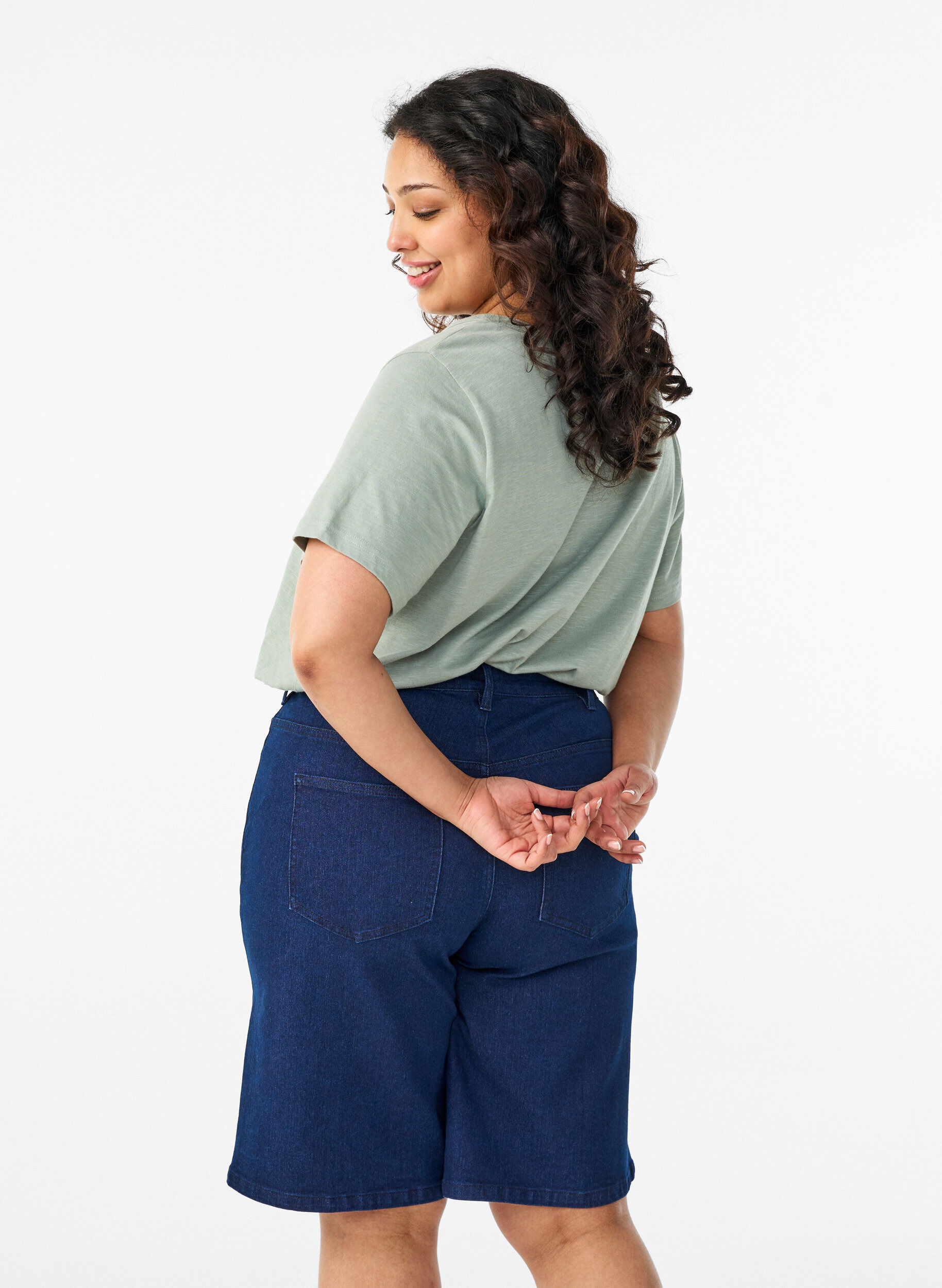 Zizzi Rento denimshortsit korkealla vy&ouml;t&auml;r&ouml;ll&auml;, Sininen, Model image number 2