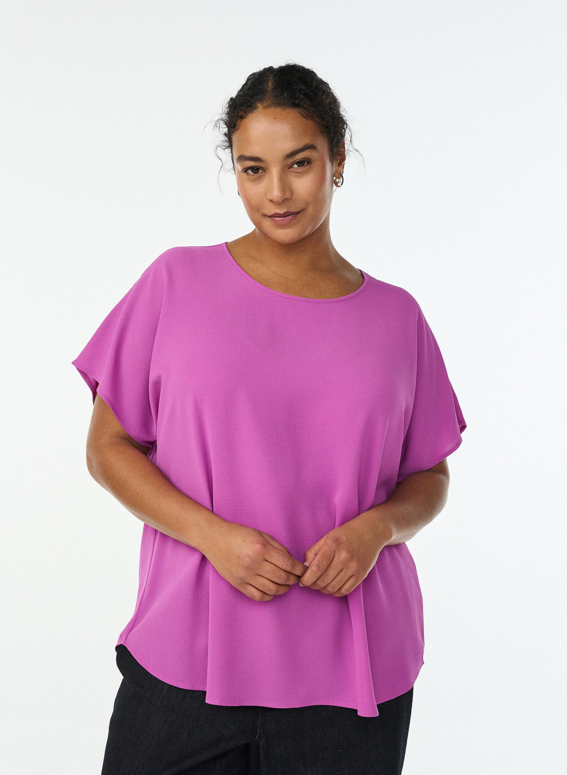 Pusero lyhyill&auml; hihoilla ja py&ouml;re&auml;ll&auml; p&auml;&auml;ntiell&auml;, Violetti, Model