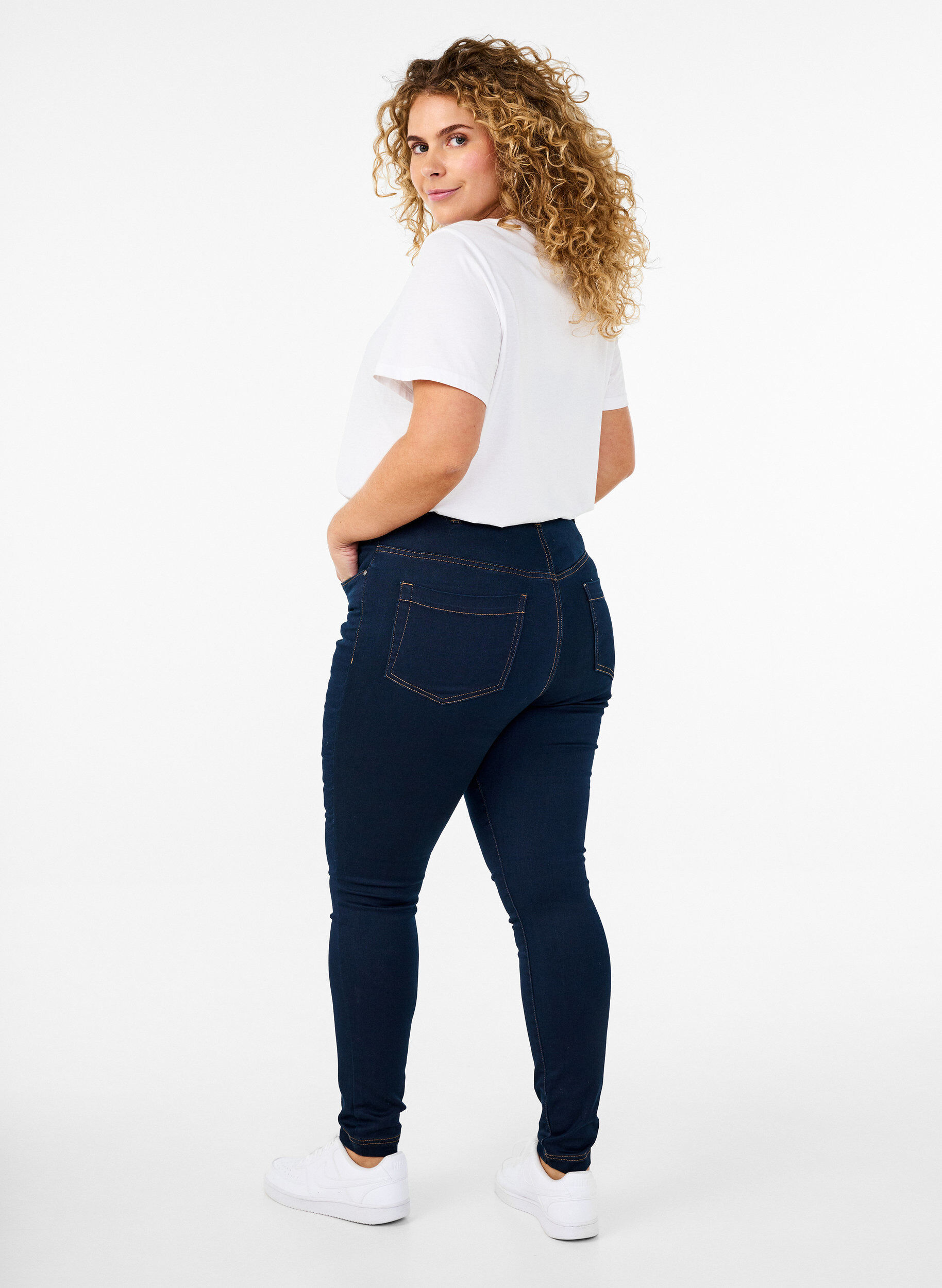 ZizziSuper slim Amy-farkut korkealla vy&ouml;t&auml;r&ouml;ll&auml;, Unwashed, Model image number 1