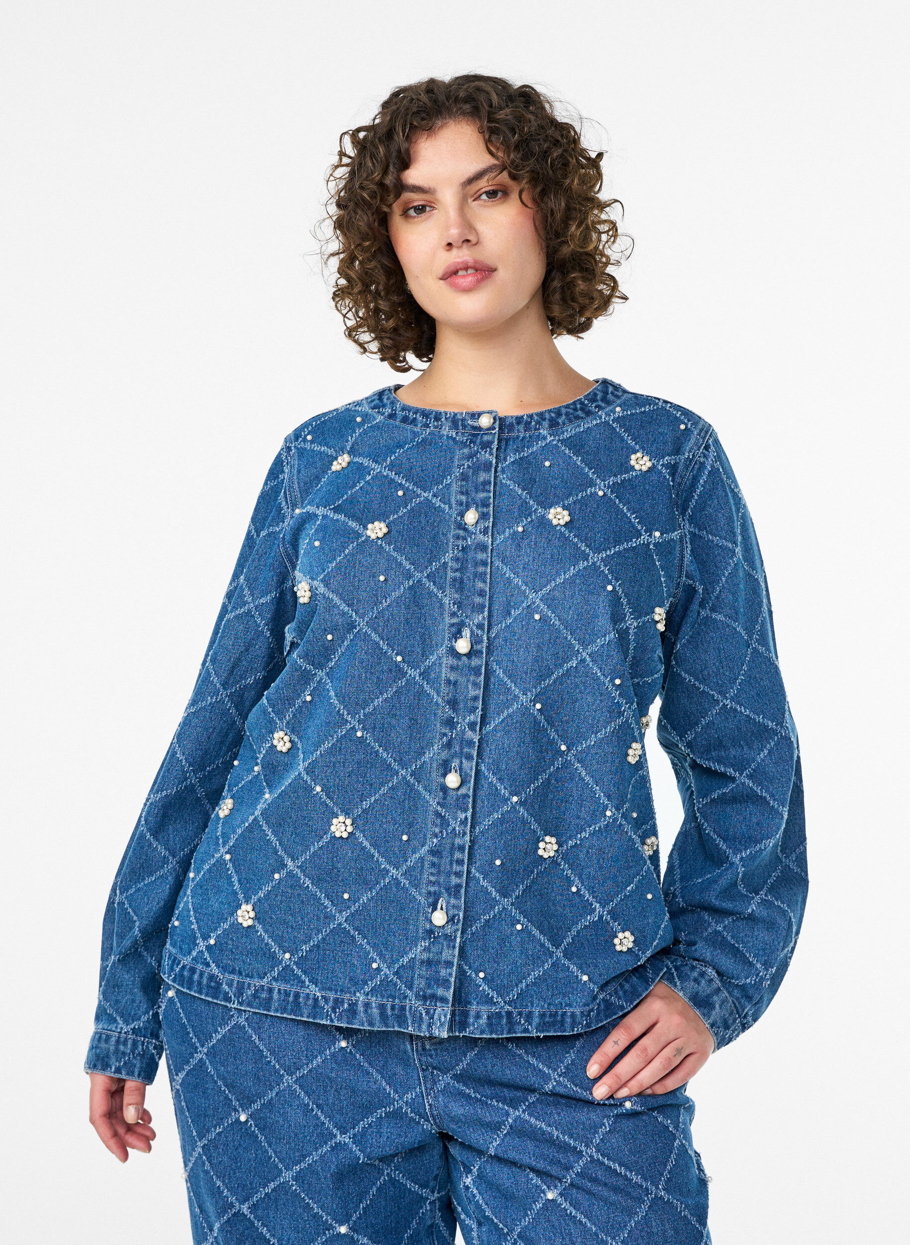 Zizzi Denim-paita revityll&auml; kuosilla ja helmiyksityiskohdilla, Sininen, Model image number 0
