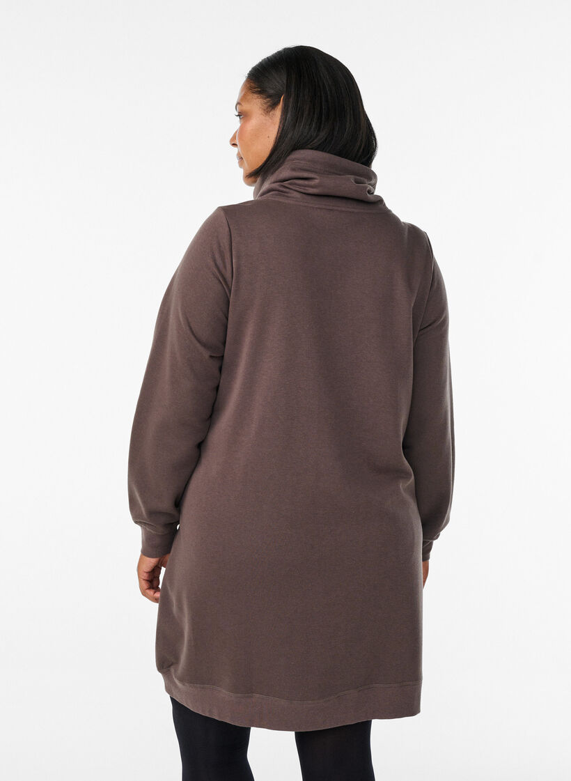 Lyhyt swetarimekko korkealla kauluksella ja taskuilla, Ruskea, Model image number 2