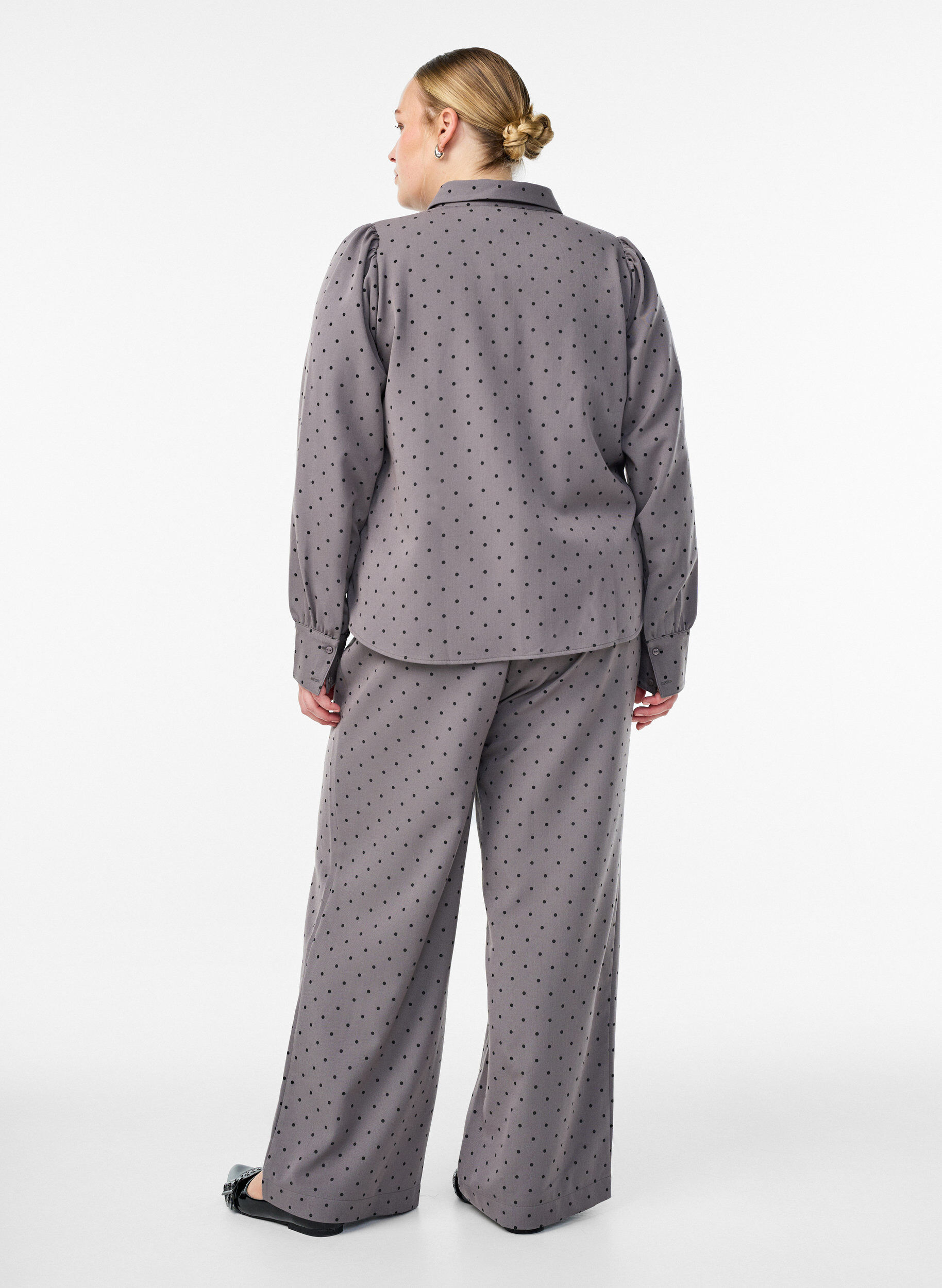 Zizzi Leve&auml;lahkeiset housut korkealla vy&ouml;t&auml;r&ouml;ll&auml;, Harmaa, Model image number 1